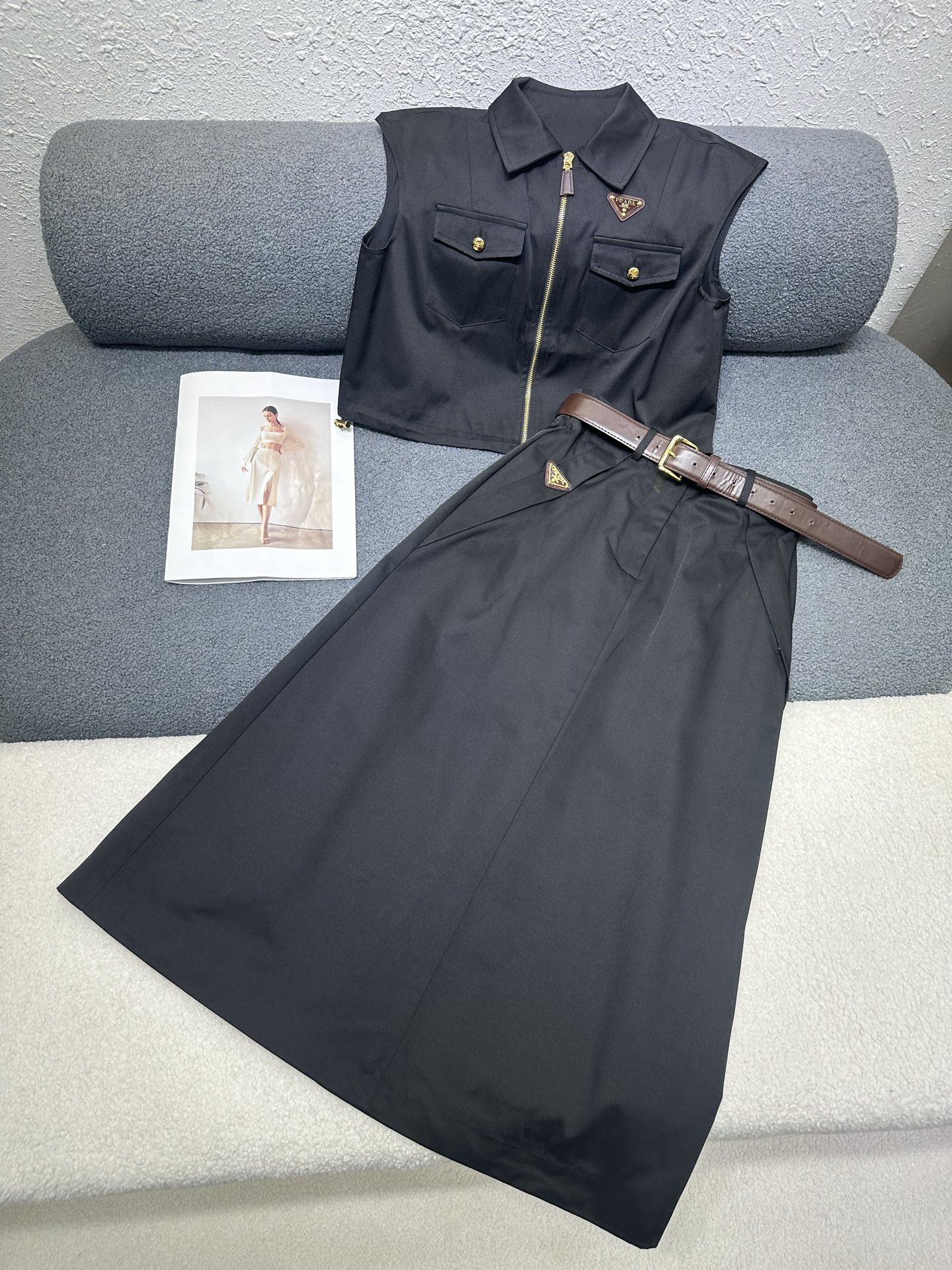 NO:762717,Prad*/26 new summer style sleeveless vest skirt suit/top zipper design/triangle logo decoration/super good fit/high quality/two colors and three codes SML P,,prada,skirts,19860909Prad*/26夏季新款 无袖马甲半身裙套装/上衣拉链设计/三角标装饰/版型超好/高品质/两色三码SML P,,prada,skirts,,Women's clothing