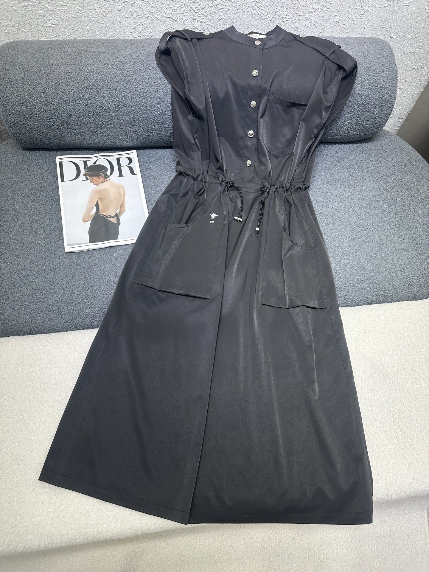 NO:792272,Dior/2026 new summer dress, round neck and dropped shoulders design, elastic waist drawstring to adjust the waist, loose and casual style, light and breathable fabric, 2 colors SML,, dior, skirts,19860909Dior/2026夏季新款连衣裙,圆领落肩设计,松紧腰抽绳可调节收腰,版型宽松休闲,面料轻薄透气,2色SML,,dior,skirts,,Women's clothing