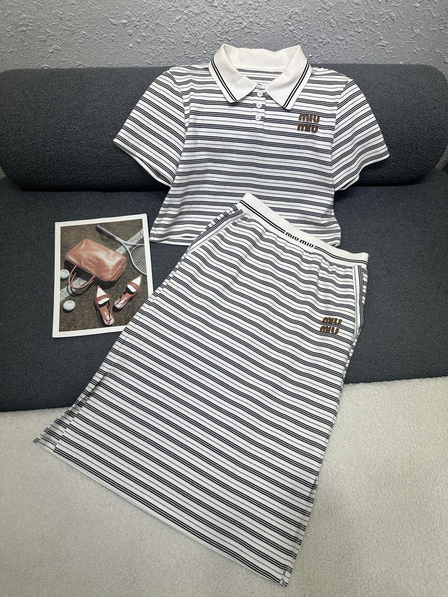 NO:792267,MiuMiu *2026 new style striped top and skirt suit/letter leather logo decoration/light and comfortable fabric/casual and elegant/two colors SML P,,miumiu,skirts,19860909MiuMiu *2026新款 条纹上衣半裙套装/字母皮质标装饰 /面料轻薄舒适 /休闲大方/两色SML P,,miumiu,skirts,,Women's clothing