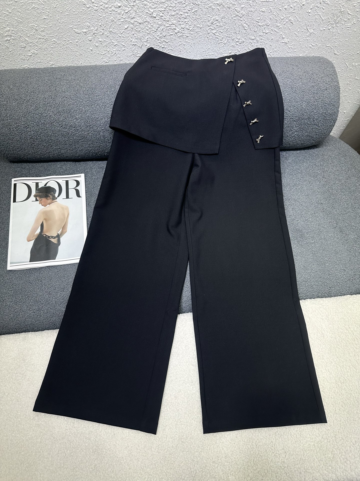 NO:792255,Dior*2026 new summer style butt curtain trousers. Side bow metal logo embellishment. Wide-legged version looks slim and stylish. The fabric is light and comfortable. Monochrome SML,, dior,19860909Dior*2026夏季新款屁帘长裤 侧边蝴蝶结金属标点缀装饰 做阔腿版型显瘦洋气 面料轻薄舒适 单色SML,,dior,,Women's clothing