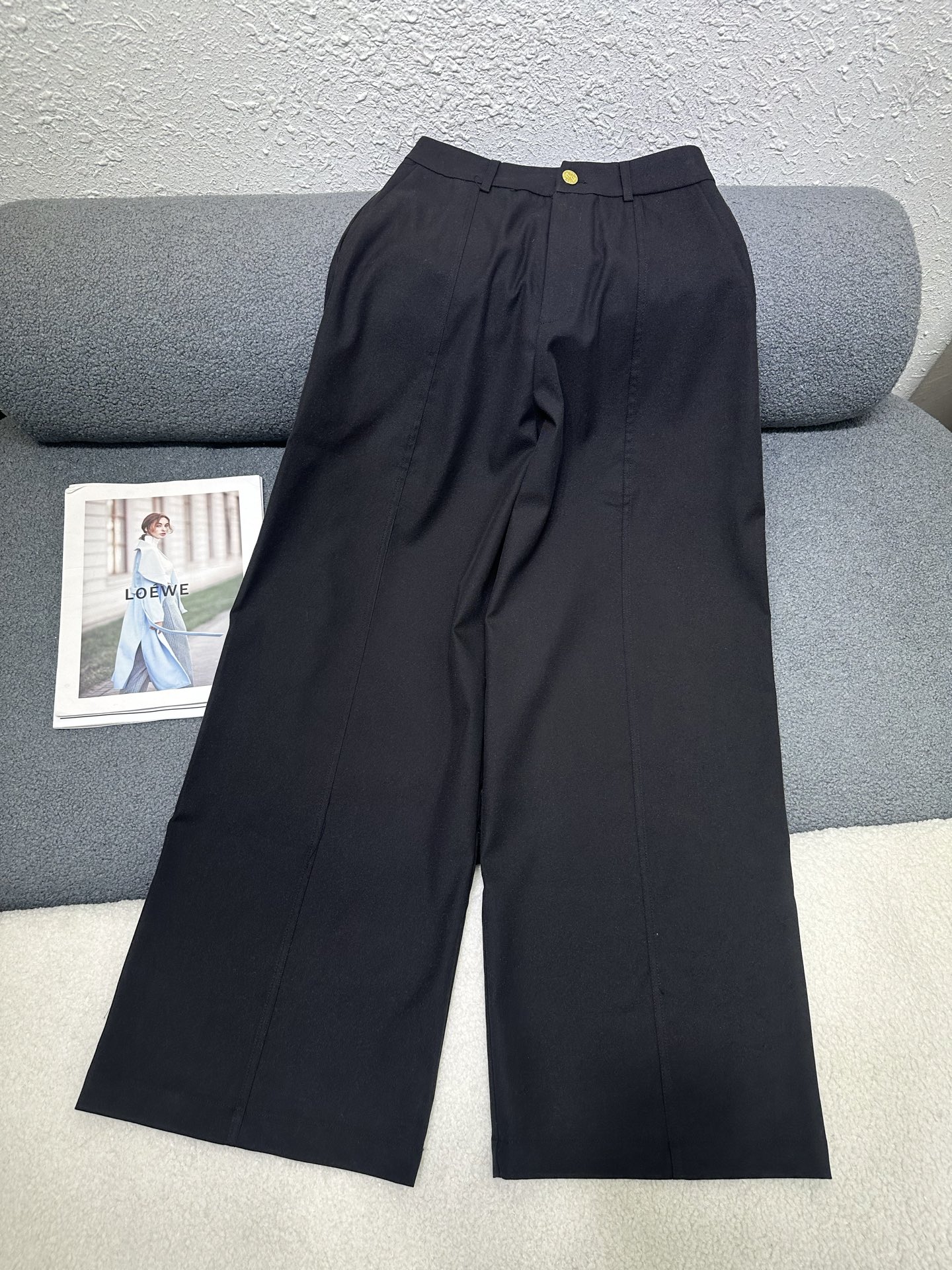 NO:792247,Loewe*2026 new summer wide-leg trousers. Customized metal logo buttons. Patterned metal mark decoration on the back pocket. The version is full of drape. Two-color SML,,loewe,19860909Loewe*2026夏季新款阔腿长裤 定制金属logo纽扣搭配 后口袋处图案金属标装饰 版型垂感十足 两色SML,,loewe,,Women's clothing