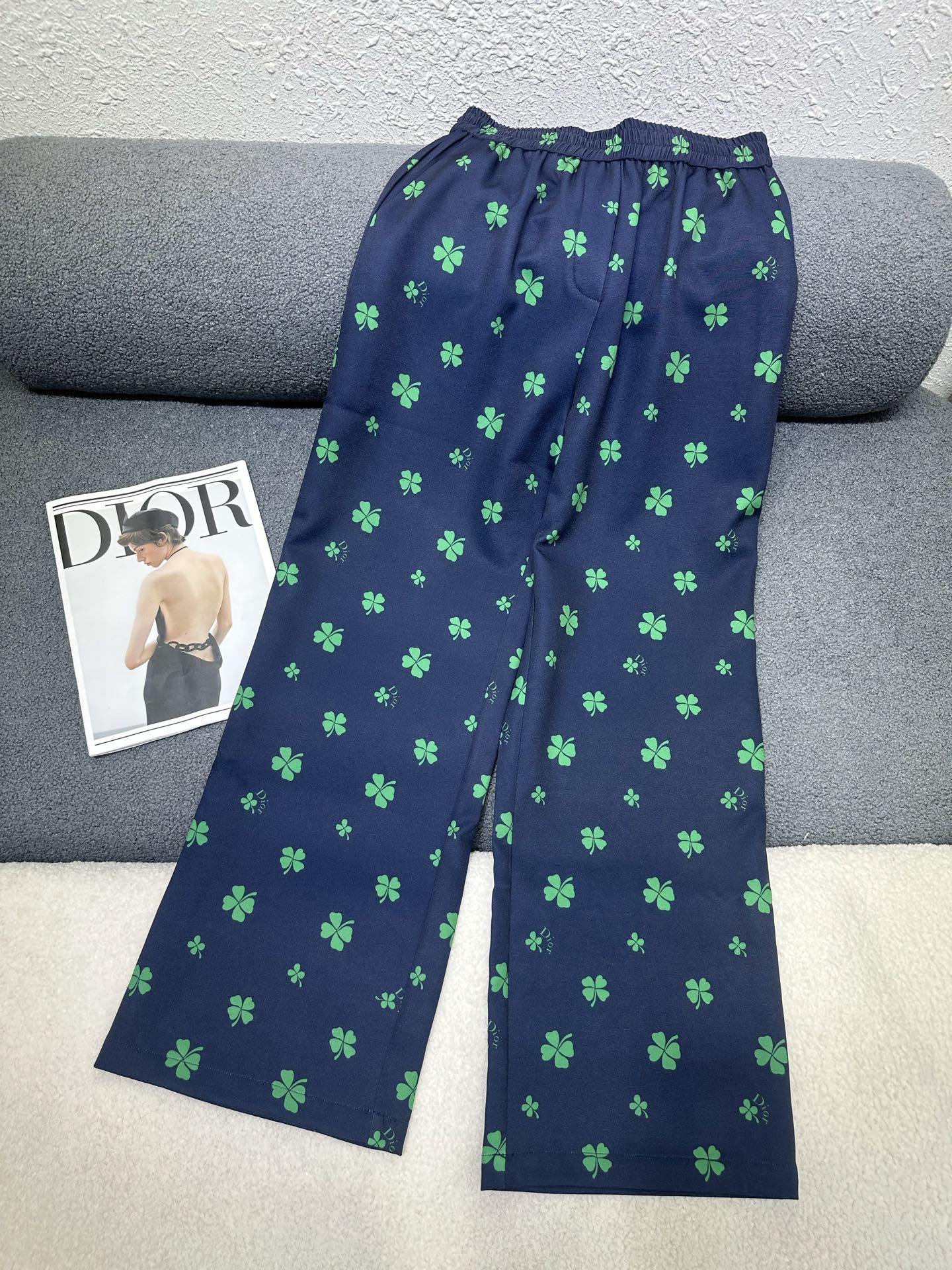 NO:792243,Dior*2026 new summer straight trousers, all-over four-leaf clover printed fabric, slim and versatile, two colors SML P,,dior,19860909Dior*2026夏季新款直筒长裤 通体四叶草印花面料 版型显瘦百搭 两色SML P,,dior,,Women's clothing