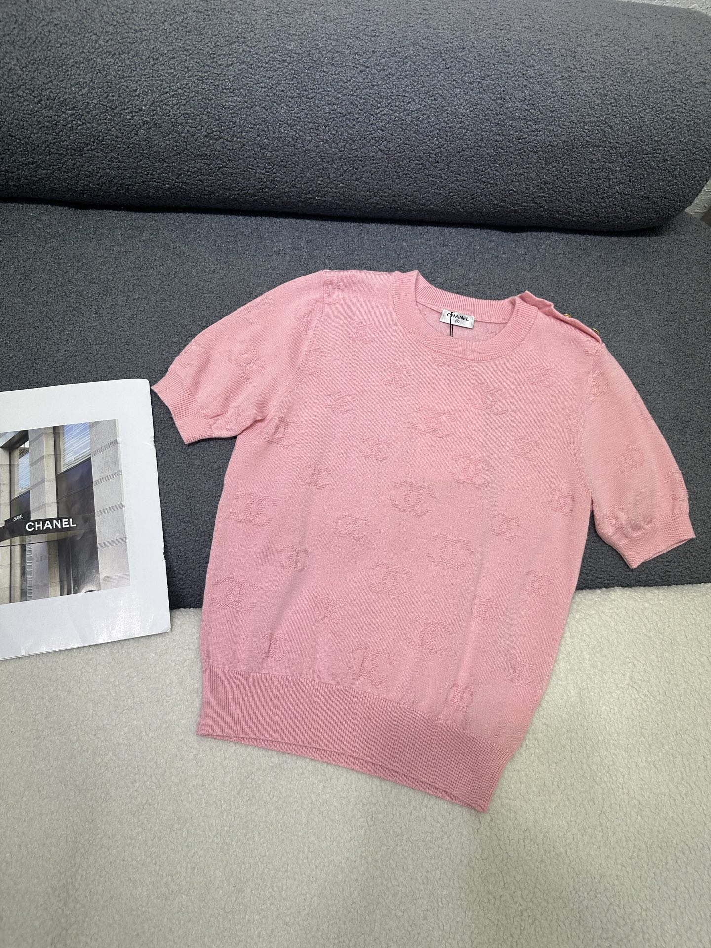 NO:792251,Chanel*2026 new summer style short-sleeved knitted double-C pattern jacquard knitted fabric. Eye-catching button design embellishment on the shoulders. Ribbed fabric stitching on the collar/cuffs/hem. Slim-fitting version. Two-color SML P,,chanel,T-shirt,19860909Chanel*2026夏季新款短袖针织 双C图案提花针织面料 肩部处做纽扣设计点缀吸睛 领口/袖口/下摆拼接罗纹面料 版型修身显瘦 两色SML P,,chanel,T-shirt,,Women's clothing
