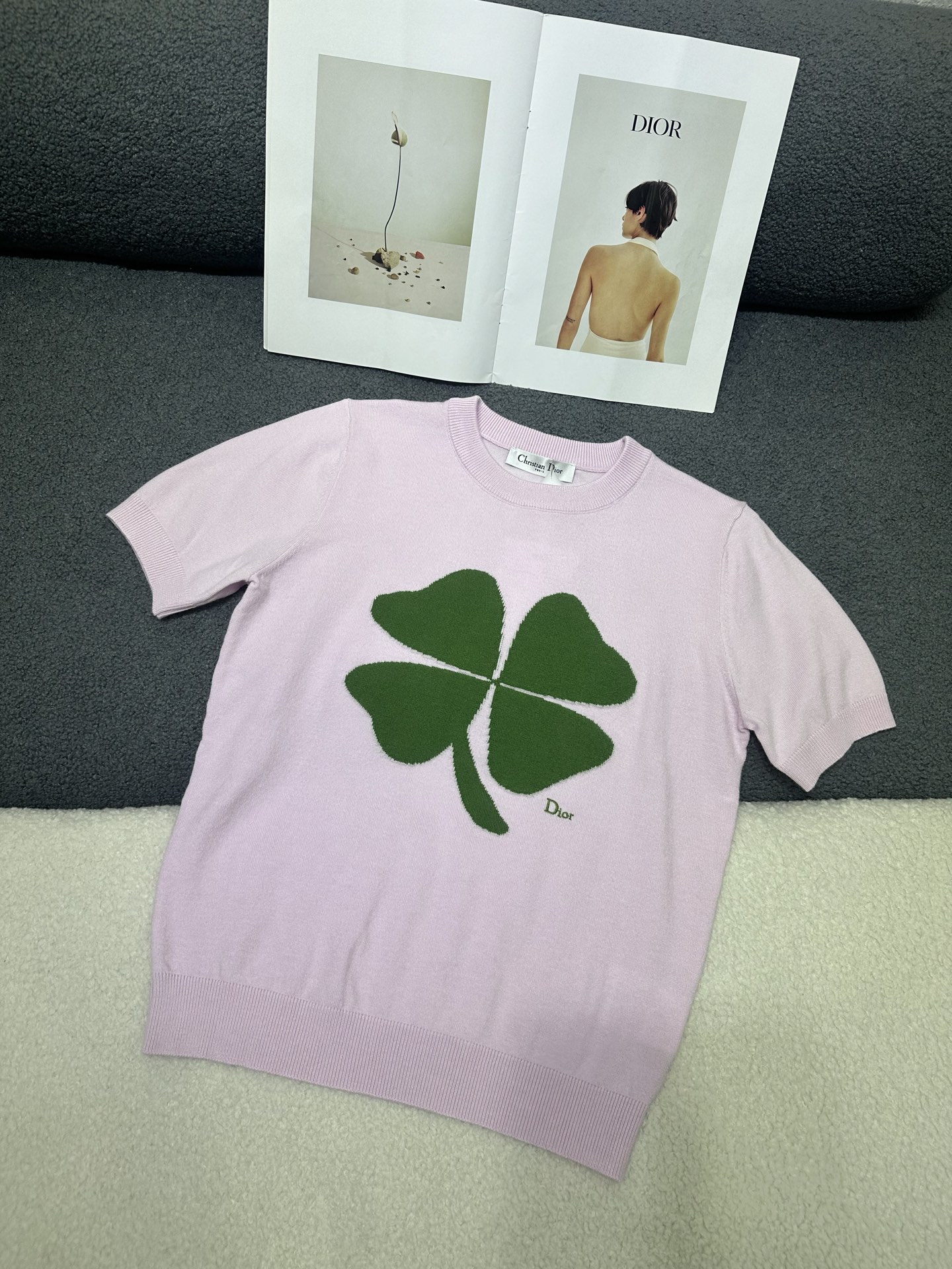 NO:792259,Dior*2026 new summer style round neck short-sleeved knitted four-leaf clover printed decoration on the chest. The knitted fabric is soft and comfortable. Two-color SML, dior, T-shirt,19860909Dior*2026夏季新款圆领短袖针织 胸前四叶草印花装饰 针织面料柔软舒适 两色SML,,dior,T-shirt,,Women's clothing
