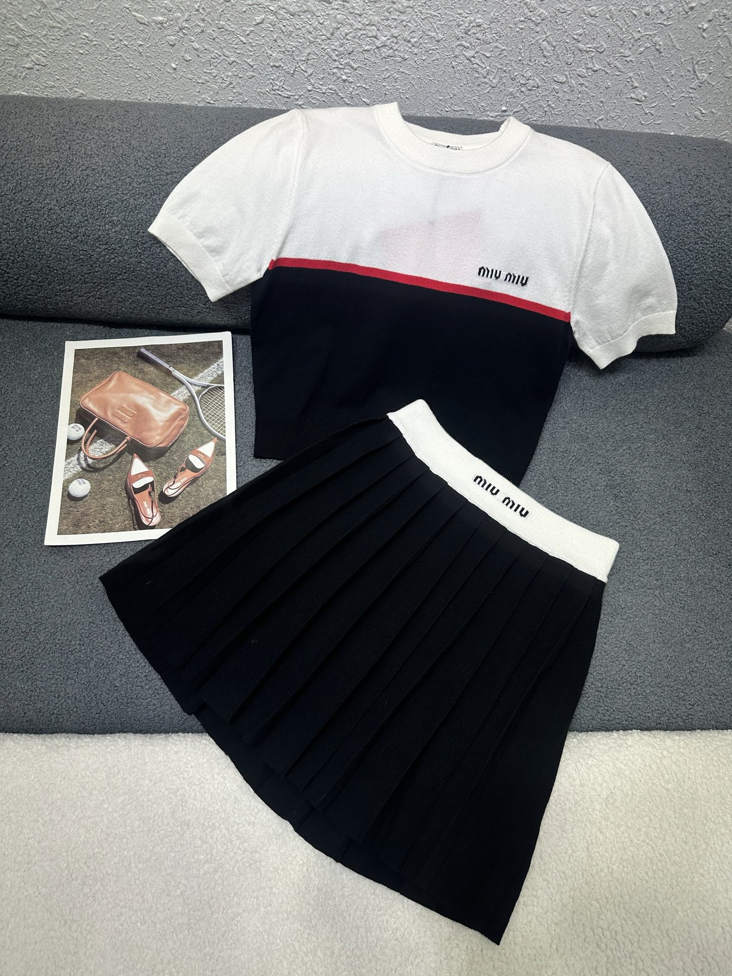 NO:792882,MiuMiu*2026 new spring and summer suit, round neck, short-sleeved knitted pleated skirt, chest/waist letter logo printing decoration, fabric with color matching design, age-reducing and modern style, soft and comfortable fabric, two-color SML,,miumiu,skirts,T-shirt,19860909MiuMiu*2026春夏新款套装 圆领短袖针织针织压褶半裙 胸前/腰头字母logo印花装饰 面料做拼色设计 版型减龄洋气 面料柔软舒适 两色SML,,miumiu,skirts,T-shirt,,Women's clothing