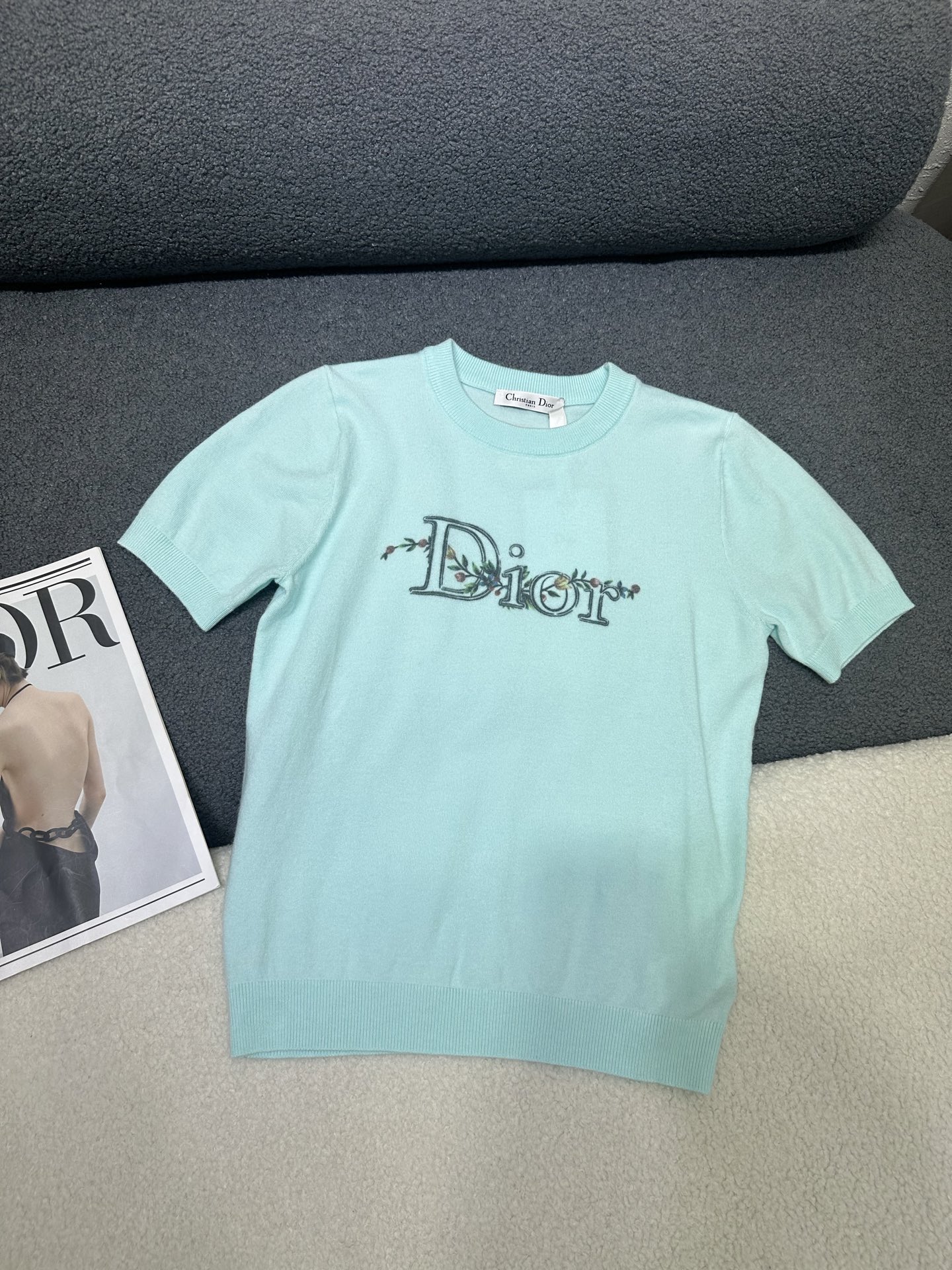 NO:792905,Dior*2026 new summer style round neck short-sleeved knitted chest pattern embroidery decoration knitted fabric soft and comfortable two-color SML, dior, T-shirt,19860909Dior*2026夏季新款圆领短袖针织 胸前图案刺绣装饰 针织面料柔软舒适 两色SML,,dior,T-shirt,,Women's clothing