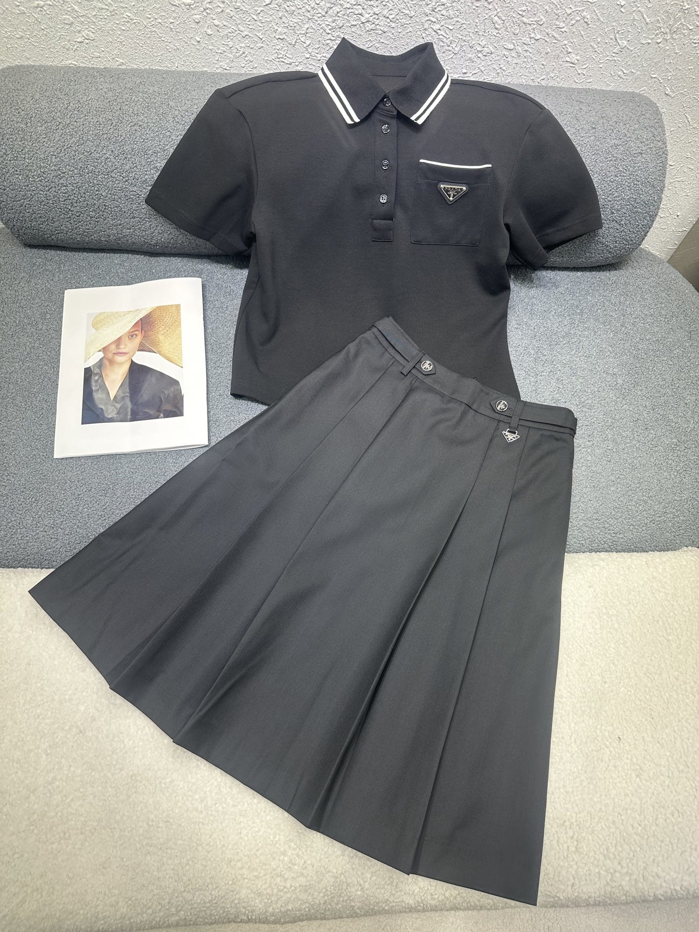 NO:793368,PRADA2026 summer new style lapel top and skirt suit/fit body casual atmosphere/classic triangle decoration/high quality/two colors SML P,,prada,skirts,19860909PRADA2026夏季新款翻领上衣半裙套装/版型身上 休闲大气/经典三角牌装饰/高品质/两色SML P,,prada,skirts,,Women's clothing