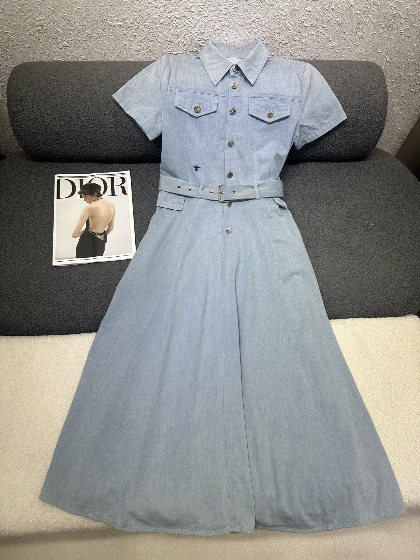 NO:793383,Dior*2026 new summer style lapel dress with bee embroidery decoration / Customized logo button matching / Matching belt / Slim and comfortable fit / Cotton fabric with high breathability Two-color SML P,, dior, skirts,19860909Dior*2026夏季新款翻领连衣裙小蜜蜂刺绣装饰 /定制logo纽扣搭配 /搭配腰带 /版型修身舒适 /棉质面料透气性强 两色SML P,,dior,skirts,,Women's clothing