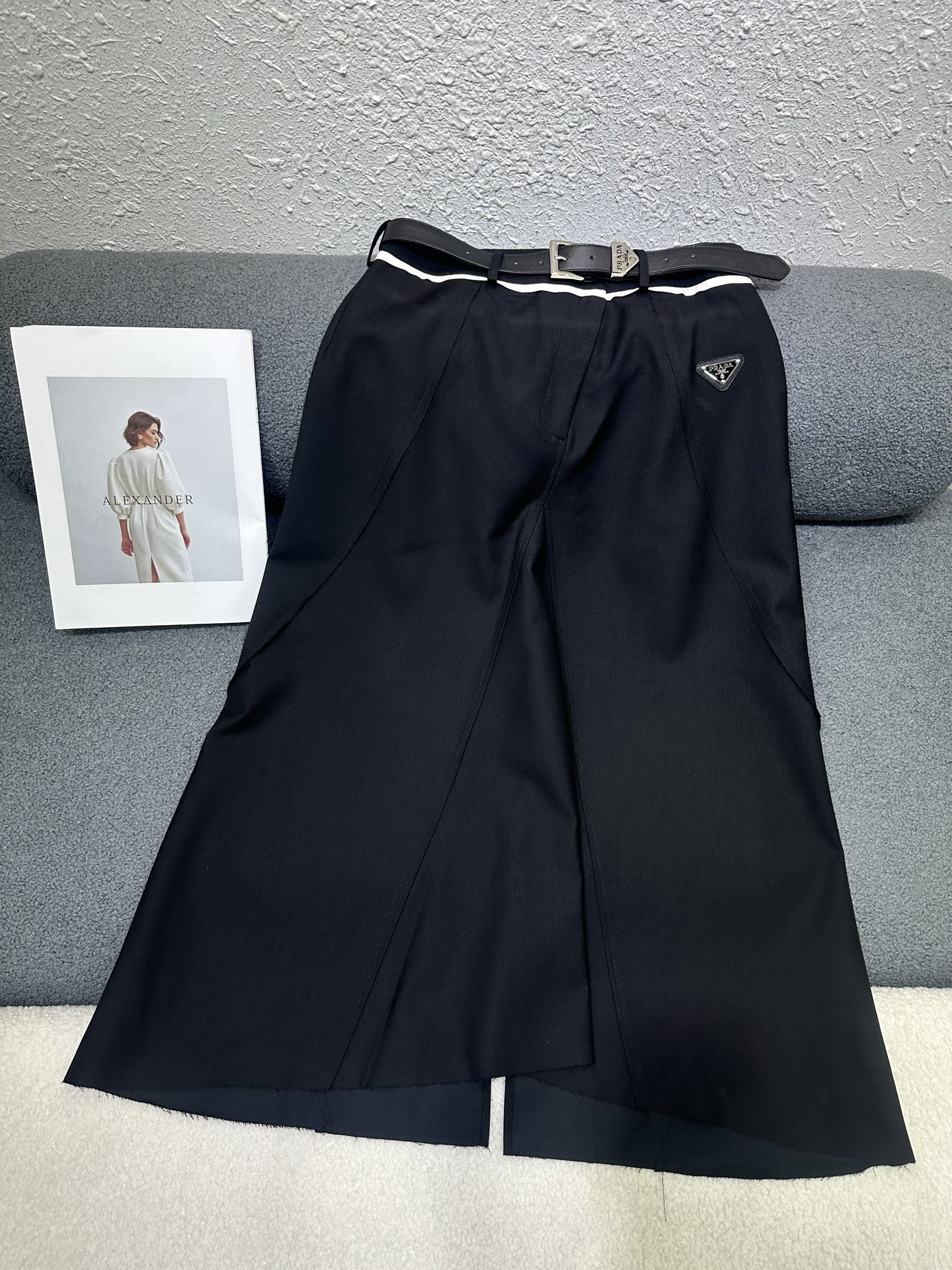 NO:793367,Prada*2026 new summer long skirt with customized belt. Color matching design at the waist. Small letter logo embellishment. Slit design at the back. The version covers the crotch and makes you look slimmer. Two-color SML, prada, skirts,19860909Prada*2026夏季新款长款半裙 搭配定制腰带 腰头处做拼色设计 字母logo小标点缀 后片处做开衩设计 版型遮胯显瘦 两色SML,,prada,skirts,,Women's clothing