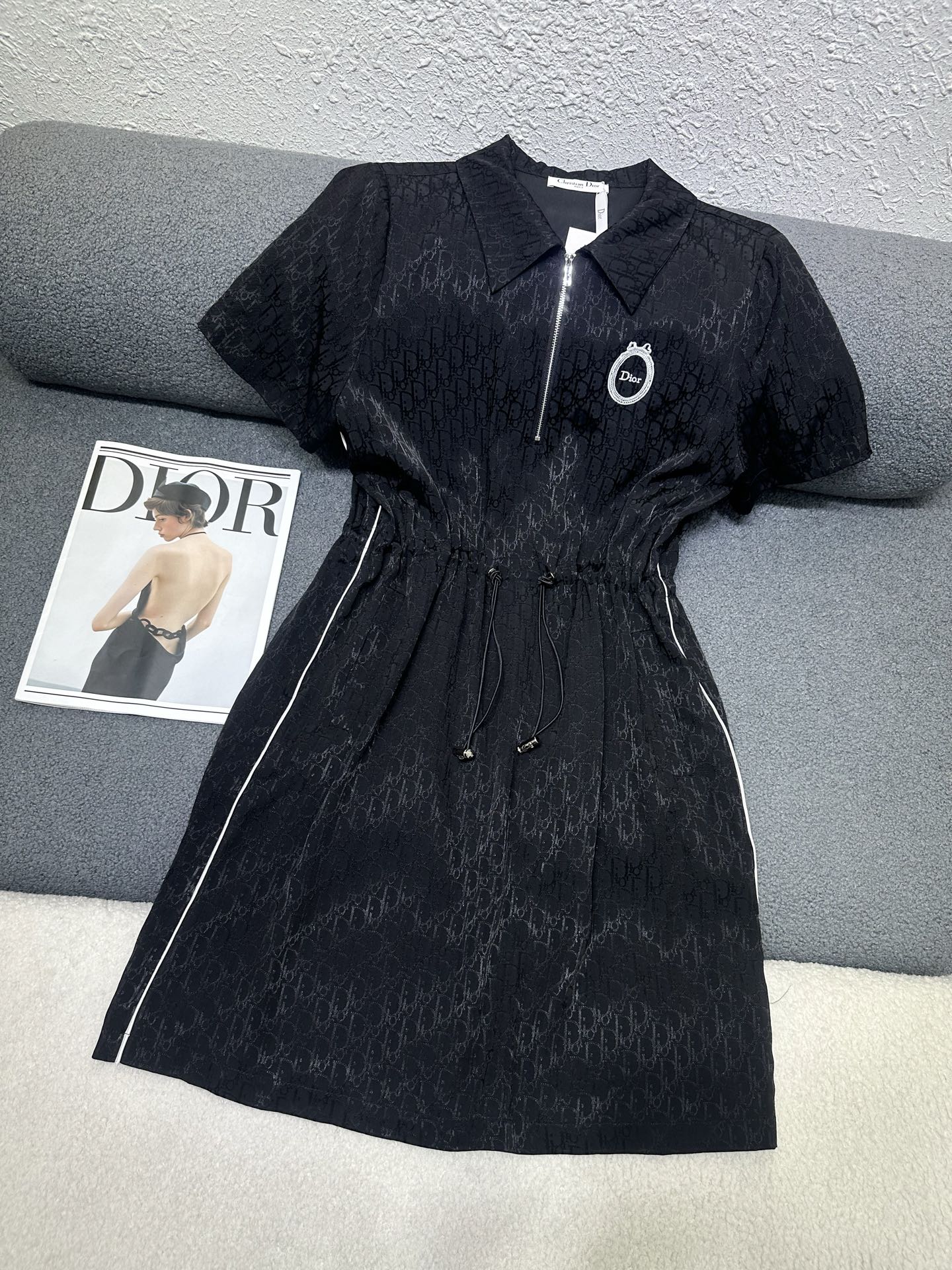 NO:793371,Dior/2026 new summer dress, lapel mid-length elastic waist adjustable design dress, embroidered LOGO pattern on the chest, rayon jacquard fabric is full of high-end feel, casual and versatile version, two-color SML P,, dior, skirts,19860909Dior/2026夏季新款连衣裙,翻领中长款松紧腰调节设计连衣裙,胸前刺绣LOGO图案、人丝提花面料高级感十足,版型休闲百搭,两色SML P,,dior,skirts,,Women's clothing