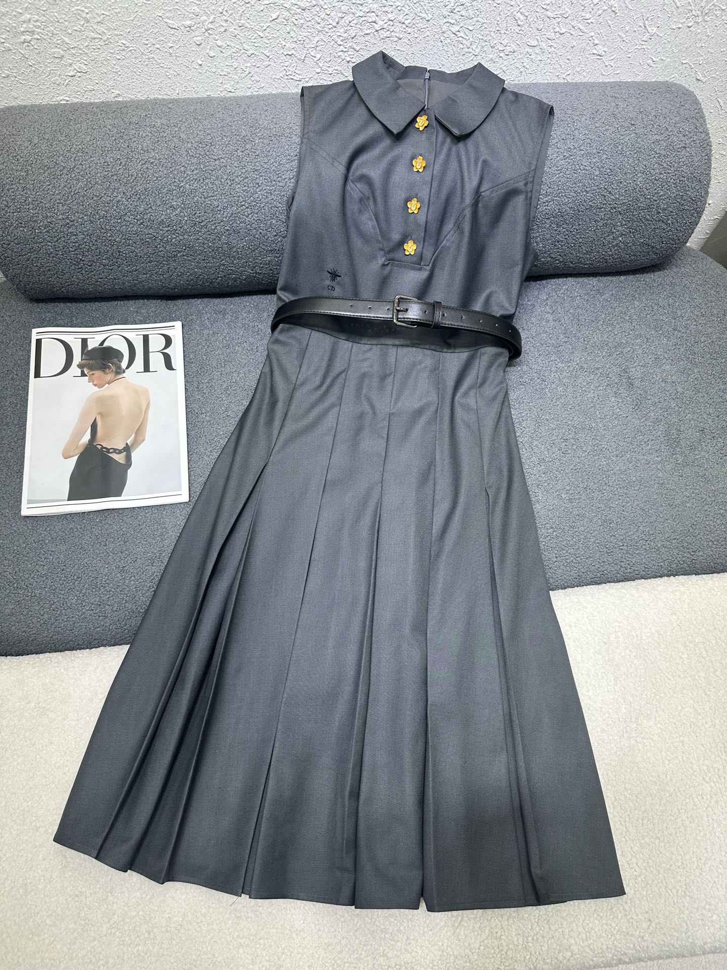 NO:793375,Dior*2026 new summer sleeveless dress with customized belt, classic bee embroidery embellishment on the waist, customized logo flower buttons with a sense of sophistication, single color SML,, dior, skirts,19860909Dior*2026夏季新款无袖连衣裙 搭配定制腰带 腰部经典小蜜蜂刺绣点缀 定制logo花朵纽扣搭配精致感十足 单色SML,,dior,skirts,,Women's clothing