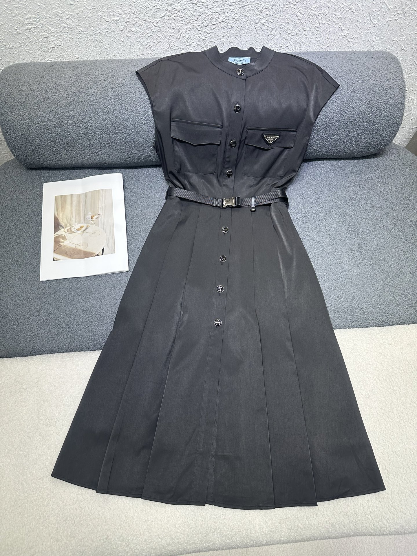 NO:795760,PRADA/2026 new summer dress, round neck and small flying sleeves, pleated skirt to cover the span, slimming, exquisite and elegant belt, soft, delicate and high-end fabric, 2 colors SML P,, prada, skirts,19860909PRADA/2026夏季新款连衣裙、圆领小飞袖,裙摆压褶遮跨显瘦,搭配腰带精致大气,面料柔软细腻高级感,2色SML P,,prada,skirts,,Women's clothing
