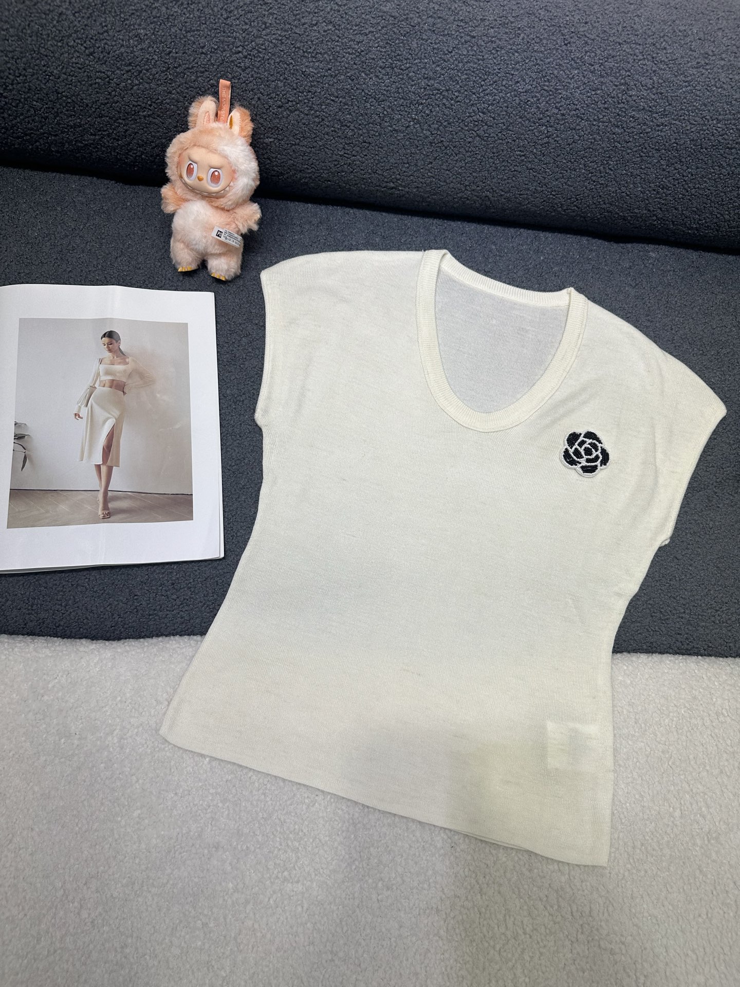 NO:795754,CHANEL*2026 new summer top/chest pattern design with heavy craftsmanship/exquisite and versatile style/soft and comfortable fabric/three colors SML P,,chanel,19860909CHANEL*2026夏季新款上衣/胸前图案设计重工艺/精致百搭款/面料柔软舒适 /三色SML P,,chanel,,Women's clothing