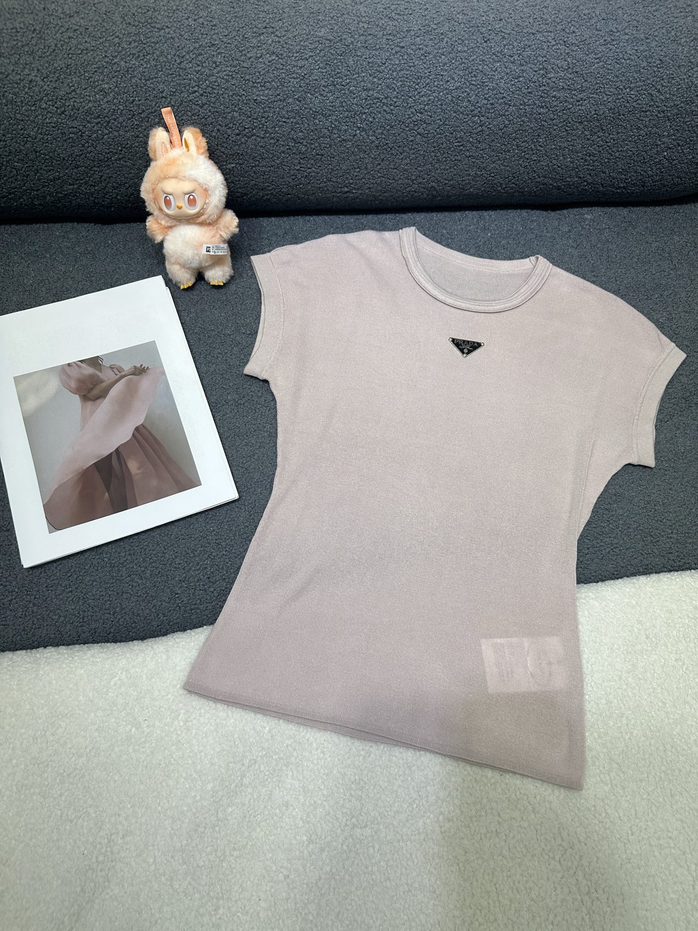 NO:795776,PRADA 26th new summer round neck top/classic triangle decoration/versatile item/high quality version three colors SmL P,,prada,19860909PRADA 26年夏季新款圆领上衣/经典三角牌装饰/百搭单品/高品质版 三色SmL P,,prada,,Women's clothing