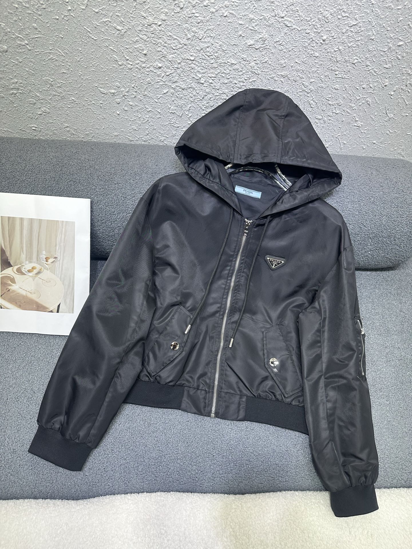 NO:795777,PRADA/26SS new hooded nylon windbreaker jacket/classic triangle decoration/casual and elegant/versatile version/exquisite workmanship/high quality/two colors SML P,,prada,jackets & coats,hats,19860909PRADA/26SS新款连帽尼龙风衣外套/经典三角牌装饰/休闲大方/版型百搭不挑人/做工精致细腻/高品质/两色SML P,,prada,jackets & coats,hats,,Women's clothing