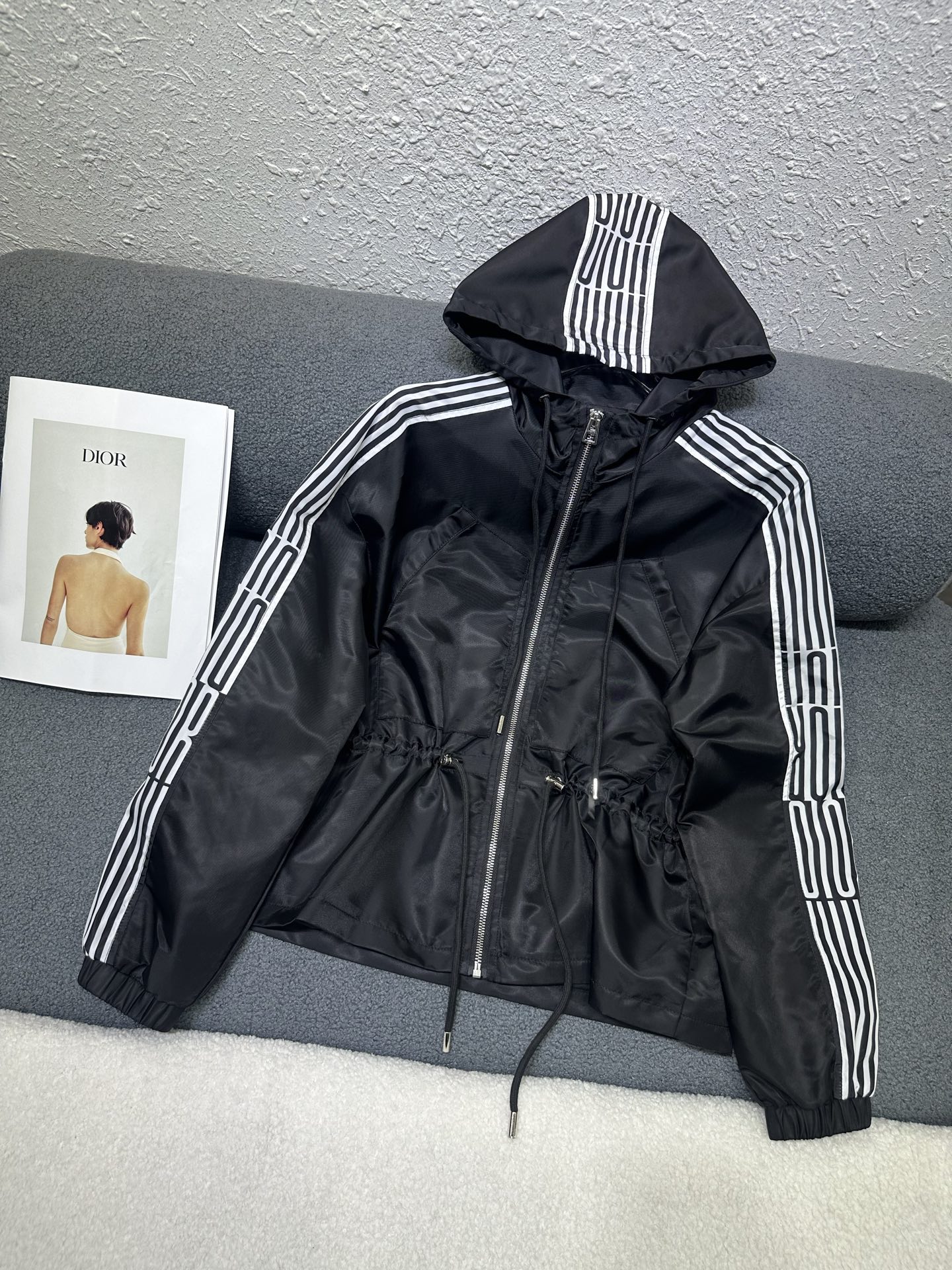 NO:795772,Dior/2026SS new hooded jacket/drawstring waist design/side splicing decoration/slim upper body to show temperament/high quality/monochrome SML P,,dior,jackets & coats,hats,19860909Dior/2026SS新款连帽外套/抽绳收腰设计/侧边拼接装饰/上身修身显气质/高品质/单色SML P,,dior,jackets & coats,hats,,Women's clothing