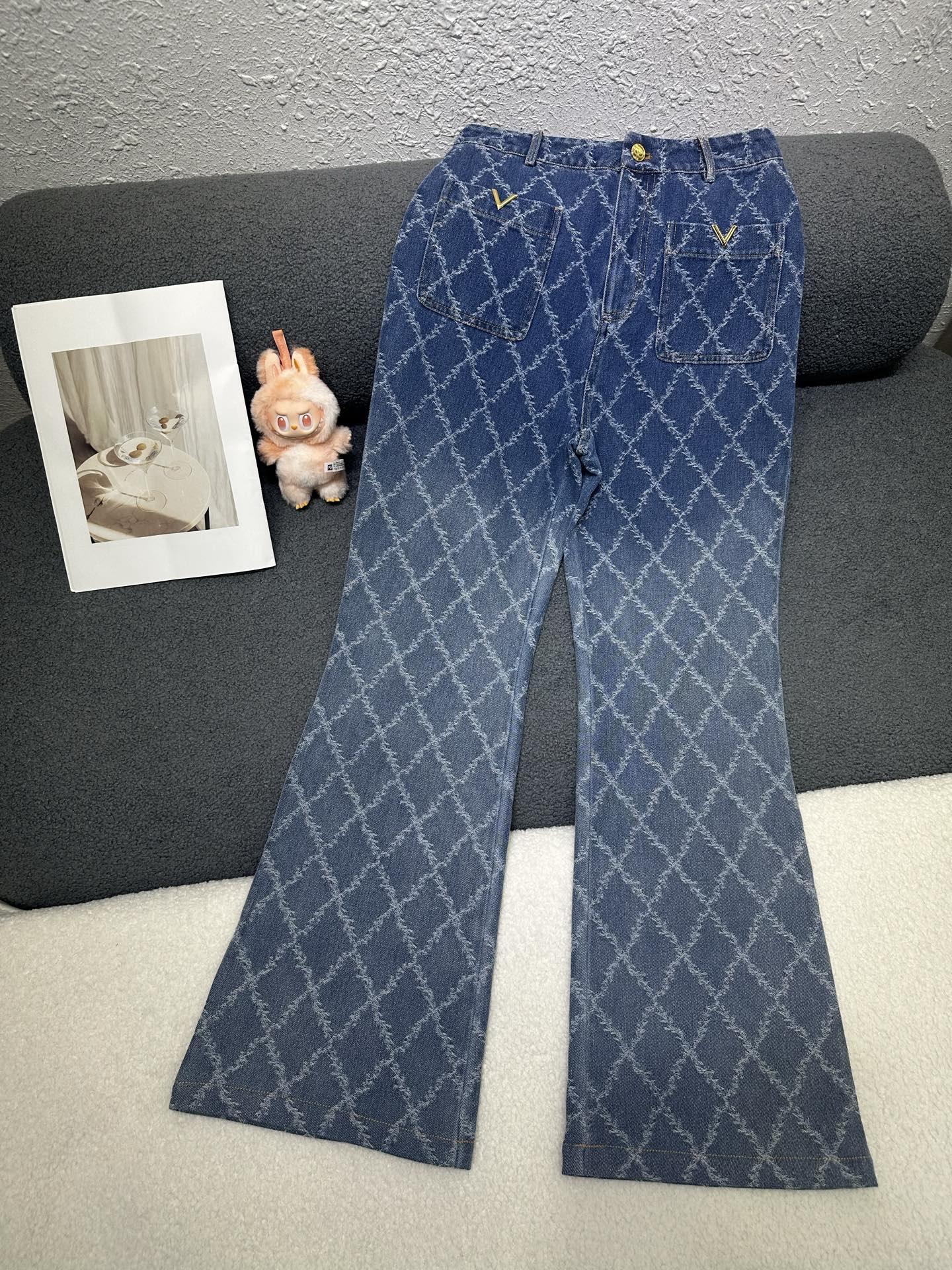 NO:795766,VALENTlNO */26SS new denim bell-bottom pants/jacquard fabric/versatile item/soft and comfortable fabric/high quality/single color SML P,,valentino,19860909VALENTlNO */26SS新款牛仔喇叭裤/提花面料/百搭单品/面料柔软舒适/高品质/单色SML P,,valentino,,Women's clothing