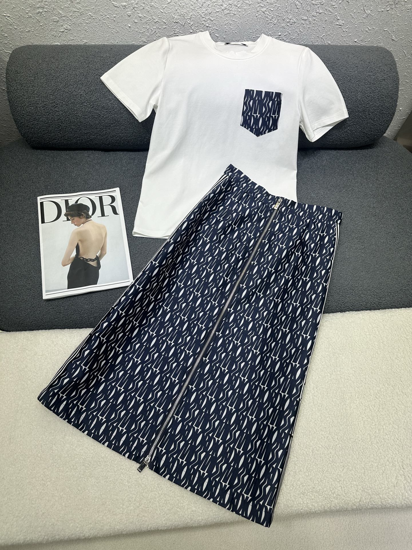 NO:796256,Dio*/26SS new top jacquard skirt suit/letter jacquard decoration/side patchwork tape/upper body effect looks slimming and full of temperament/single color three codes SML P,,dior,skirts,19860909Dio*/26SS新款上衣提花半身裙套装/字母提花装饰/侧边拼织带 /上身效果显瘦气质十足/单色三码SML P,,dior,skirts,,Women's clothing