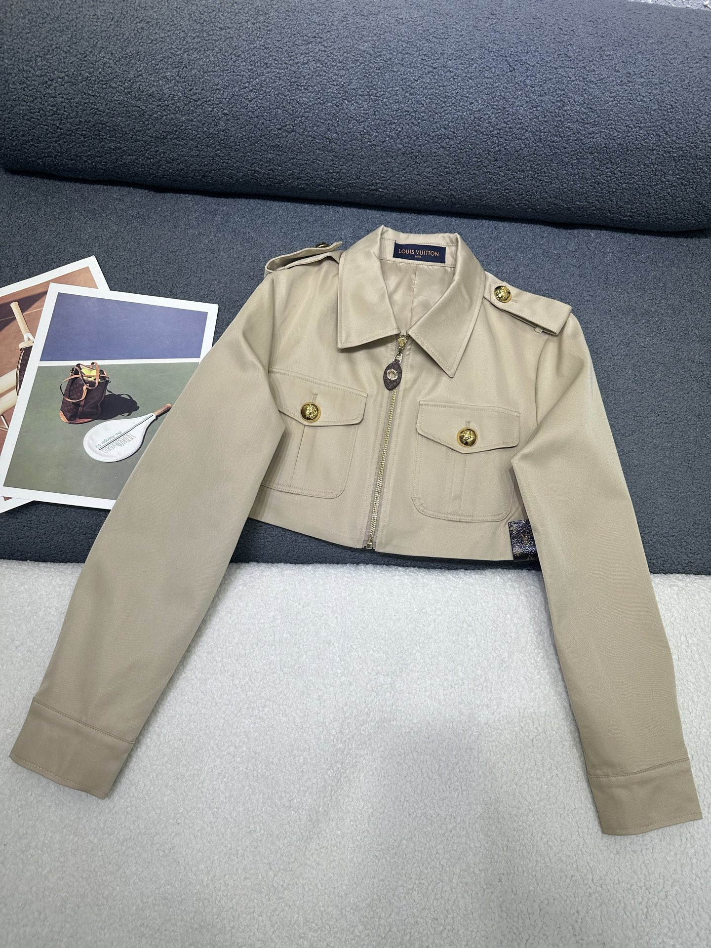NO:796840,Louis Vuitton*2026 spring and summer new style short windbreaker jacket. Customized logo zipper puller/button matching. Shoulder buckle design to add layering. The short version is full of western style. Monochrome SML,,louis vuitton,jackets & coats,19860909Louis Vuitton*2026春夏新款短款风衣外套 定制logo拉链头/纽扣搭配 做肩扣设计增加层次感 短款版型洋气十足 单色SML,,louis vuitton,jackets & coats,,Women's clothing