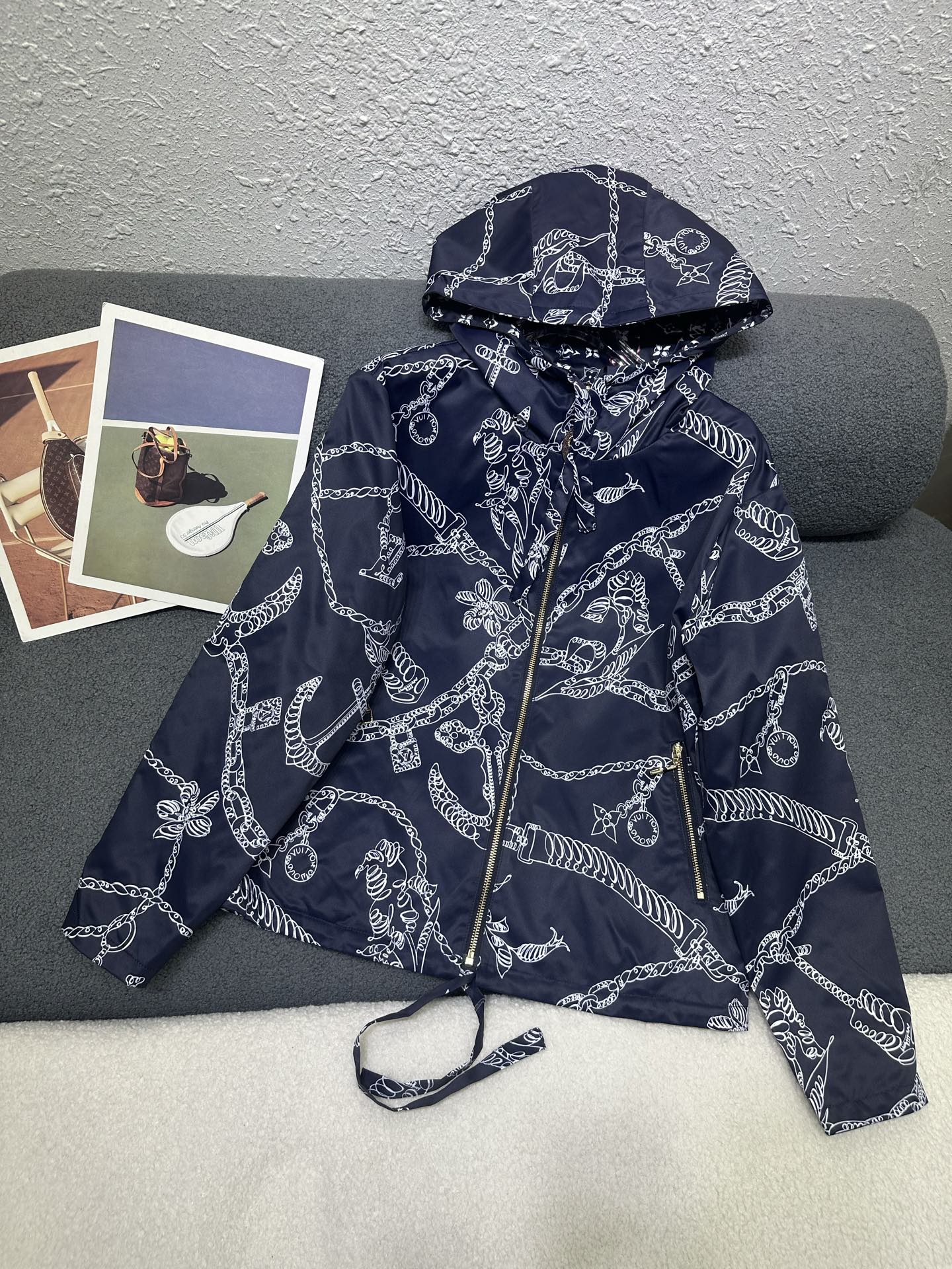 NO:796843,Louis Vuitton*2026 spring and summer new hooded jacket, double-sided, customized logo zipper puller/accessories, one side of colorful presbyopic logo printed fabric, one side of chain-lock printed fabric, loose and comfortable fit, light and thin nylon fabric, single color SML P,,louis vuitton,jackets & coats,hats,19860909Louis Vuitton*2026春夏新款连帽外套 双面穿 定制logo拉链头/配饰 一面彩色老花logo印花面料 一面链锁印花面料 版型宽松舒适 尼龙面料轻薄 单色SML P,,louis vuitton,jackets & coats,hats,,Women's clothing