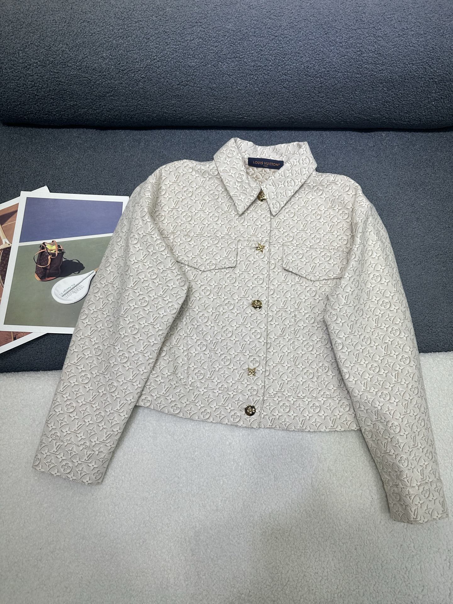 NO:796832,Louis Vuitton*2026 spring and summer new jacket/all-over new denim jacquard fabric, customized logo metal buttons, simple and versatile version, single color SML P,,louis vuitton,jackets & coats,19860909Louis Vuitton*2026春夏新款外套/通体新款牛仔提花面料 定制logo金属纽扣搭配 版型简洁百搭 单色SML P,,louis vuitton,jackets & coats,,Women's clothing
