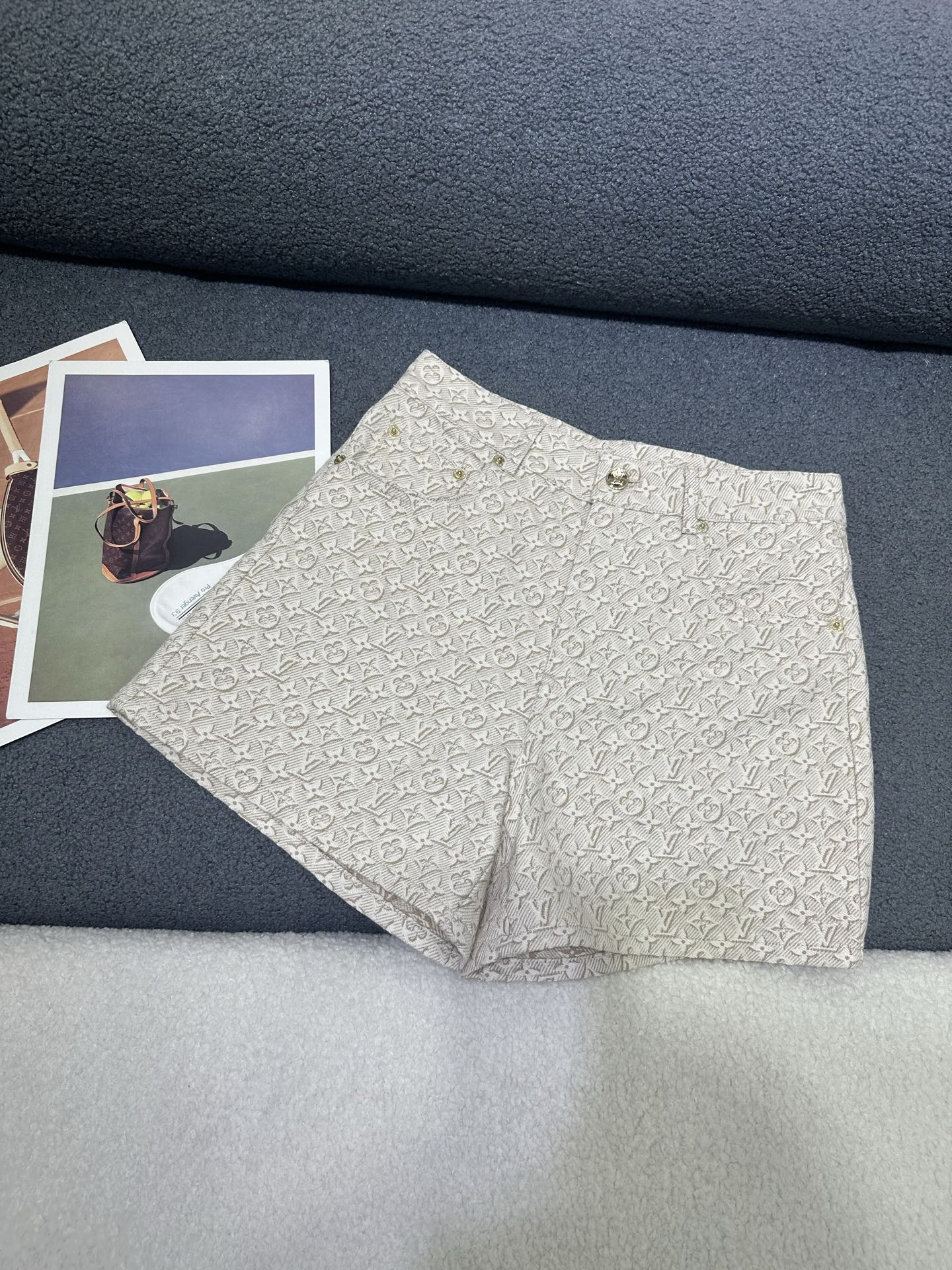NO:796838,Louis Vuitton*2026 spring and summer new shorts, all-over new denim jacquard fabric, customized logo metal buttons, slim fit and versatile, single color SML P,,louis vuitton,shorts,19860909Louis Vuitton*2026春夏新款短裤 通体新款牛仔提花面料 定制logo金属纽扣搭配 版型显瘦百搭 单色SML P,,louis vuitton,shorts,,Women's clothing