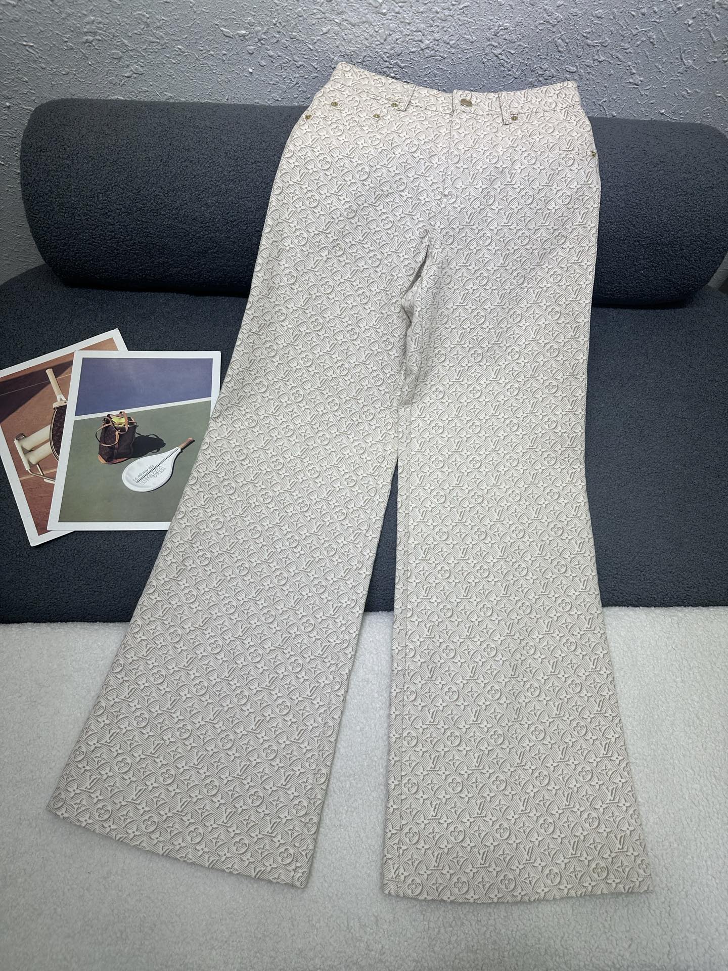 NO:796828,Louis Vuitton*2026 spring and summer new trousers, all-over new denim jacquard fabric, customized logo metal buttons, loose and western style, single color SML,, louis vuitton,19860909Louis Vuitton*2026春夏新款长裤 通体新款牛仔提花面料 定制logo金属纽扣搭配 版型宽松洋气 单色SML,,louis vuitton,,Women's clothing