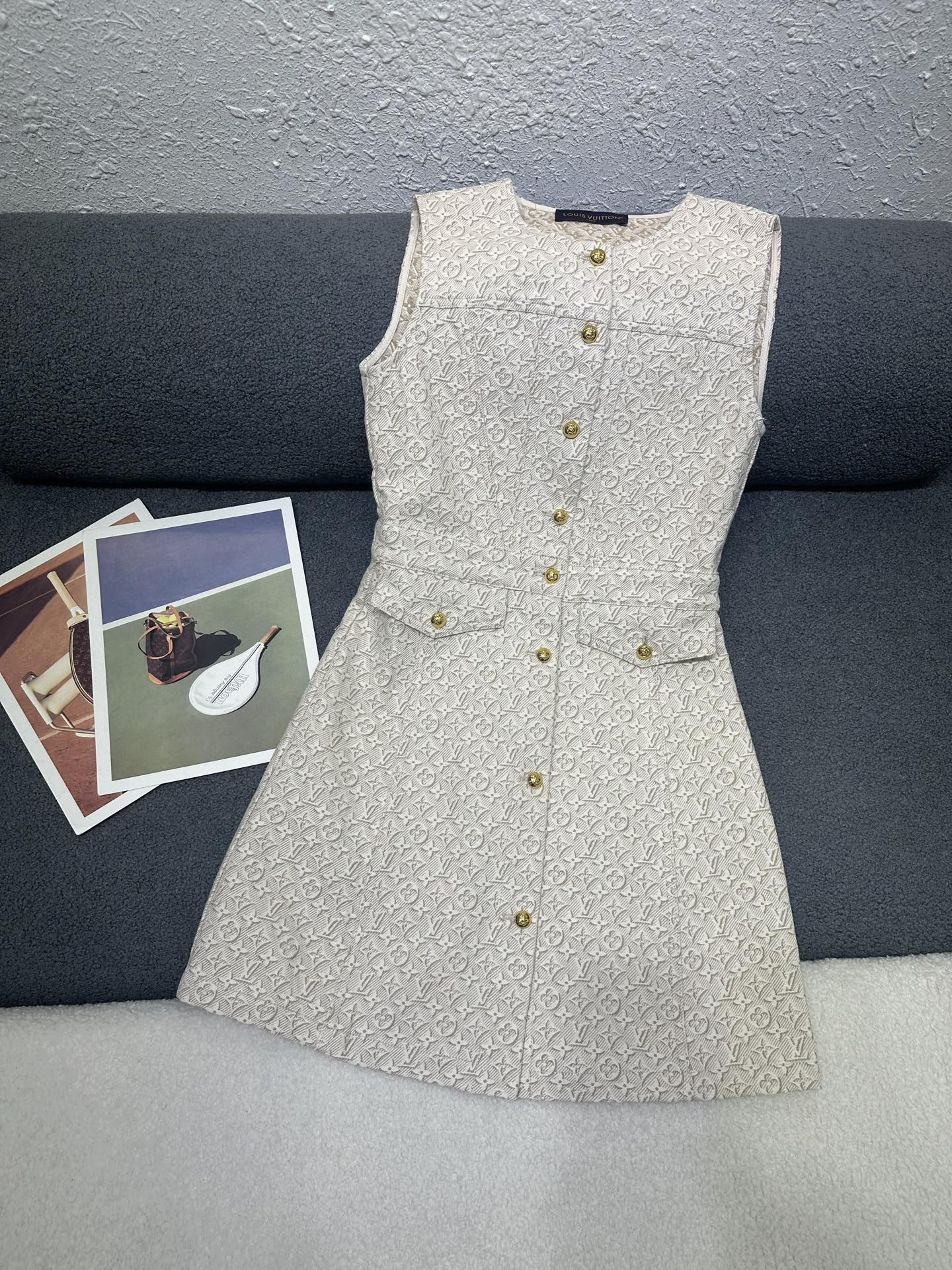 NO:796825,Louis Vuitton*2026 spring and summer new sleeveless dress, all-over new denim jacquard fabric, customized logo metal buttons, simple and versatile version, single color SML P,,louis vuitton,skirts,19860909Louis Vuitton*2026春夏新款无袖连衣裙 通体新款牛仔提花面料 定制logo金属纽扣搭配 版型简洁百搭 单色SML P,,louis vuitton,skirts,,Women's clothing