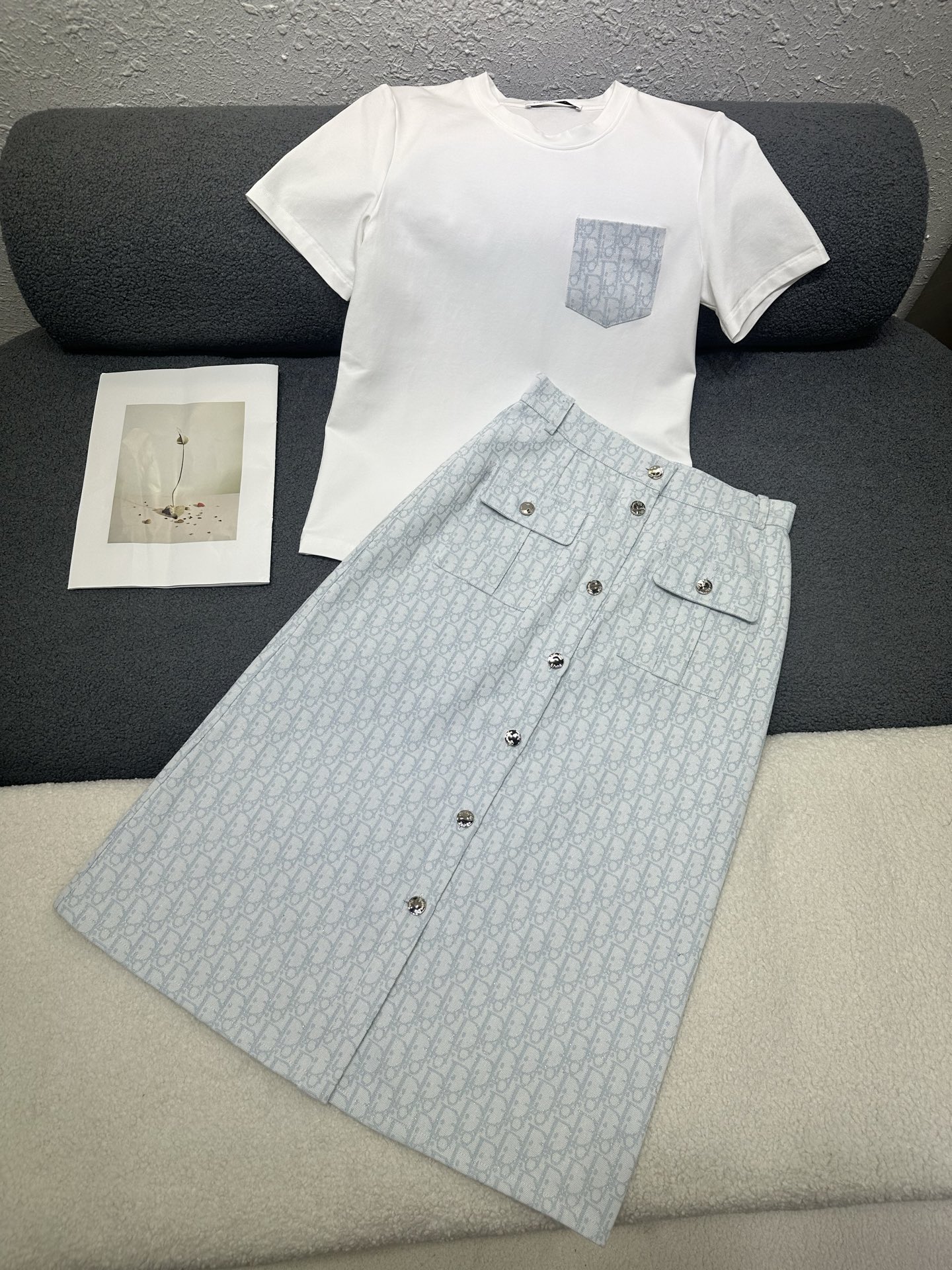 NO:796821,Dior*2026 new summer suit. Round neck short-sleeved T-shirt long skirt. The jacquard fabric on the top pocket echoes the skirt fabric and is highly coordinated. The skirt is made of gold silk jacquard fabric with logo all over the skirt. Customized logo button matching. The whole set is full of sophistication. Two-color SML P, dior, skirts, T-shirt, tees, t-shirt,19860909Dior*2026夏季新款套装 圆领短袖T恤长款半裙 上衣口袋处提花面料与半裙面料相呼应协调性极高 半裙通体logo金丝提花面料 定制logo纽扣搭配 一整套精致度十足 两色SML P,,dior,skirts,T-shirt,tees，t-shirt,,Women's clothing