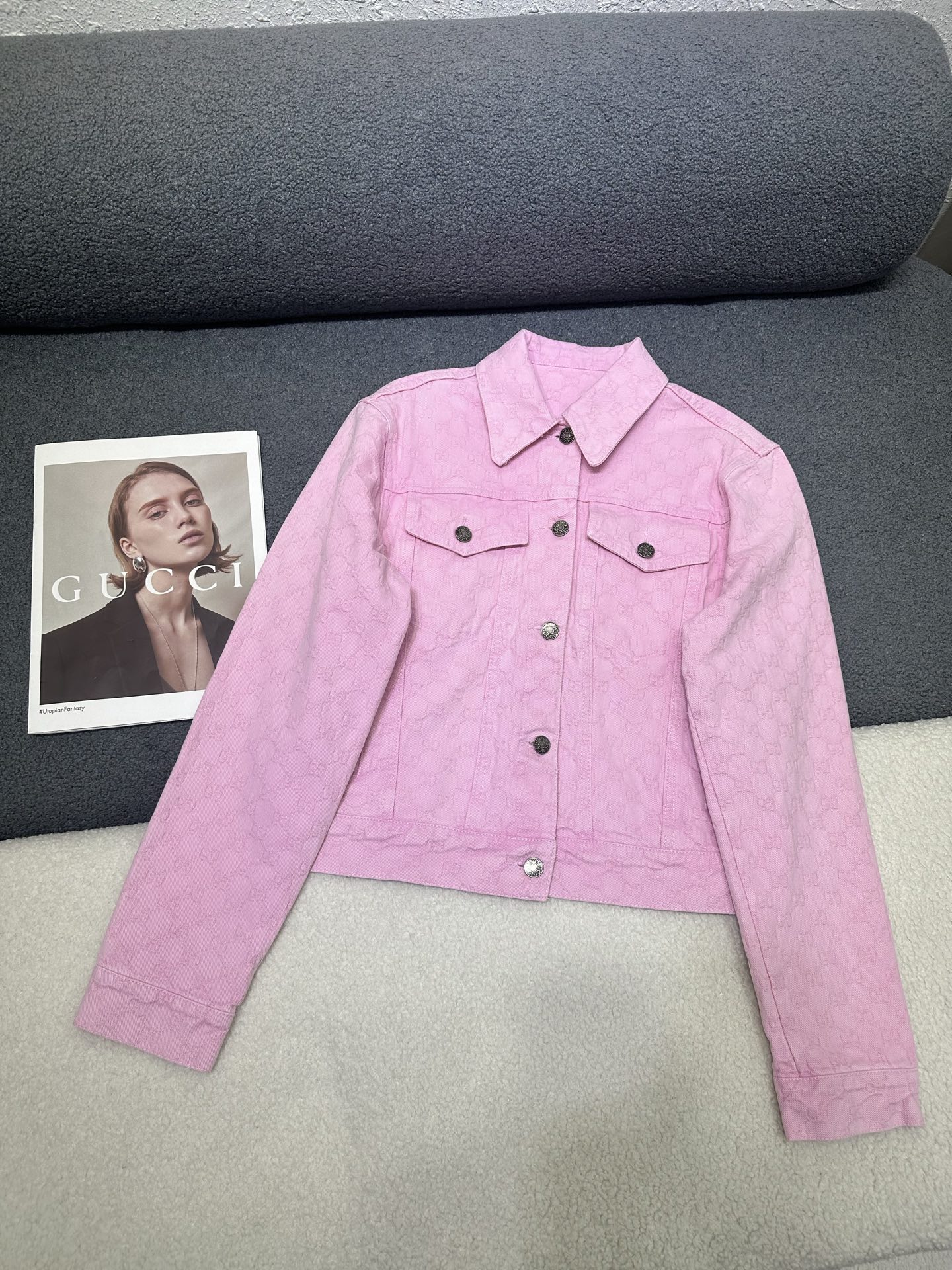 NO:797442,Gucci*2026 new spring and summer denim jacket. All-over new pink double G denim jacquard fabric. Customized logo button matching. Letter leather label decoration on the hem on the back. Versatile and comfortable version. Monochrome SML,,gucci,jackets & coats,19860909Gucci*2026春夏新款牛仔外套 通体新款粉色双G牛仔提花面料 定制logo纽扣搭配 后背处下摆字母皮标装饰 版型百搭舒适 单色SML,,gucci,jackets & coats,,Women's clothing