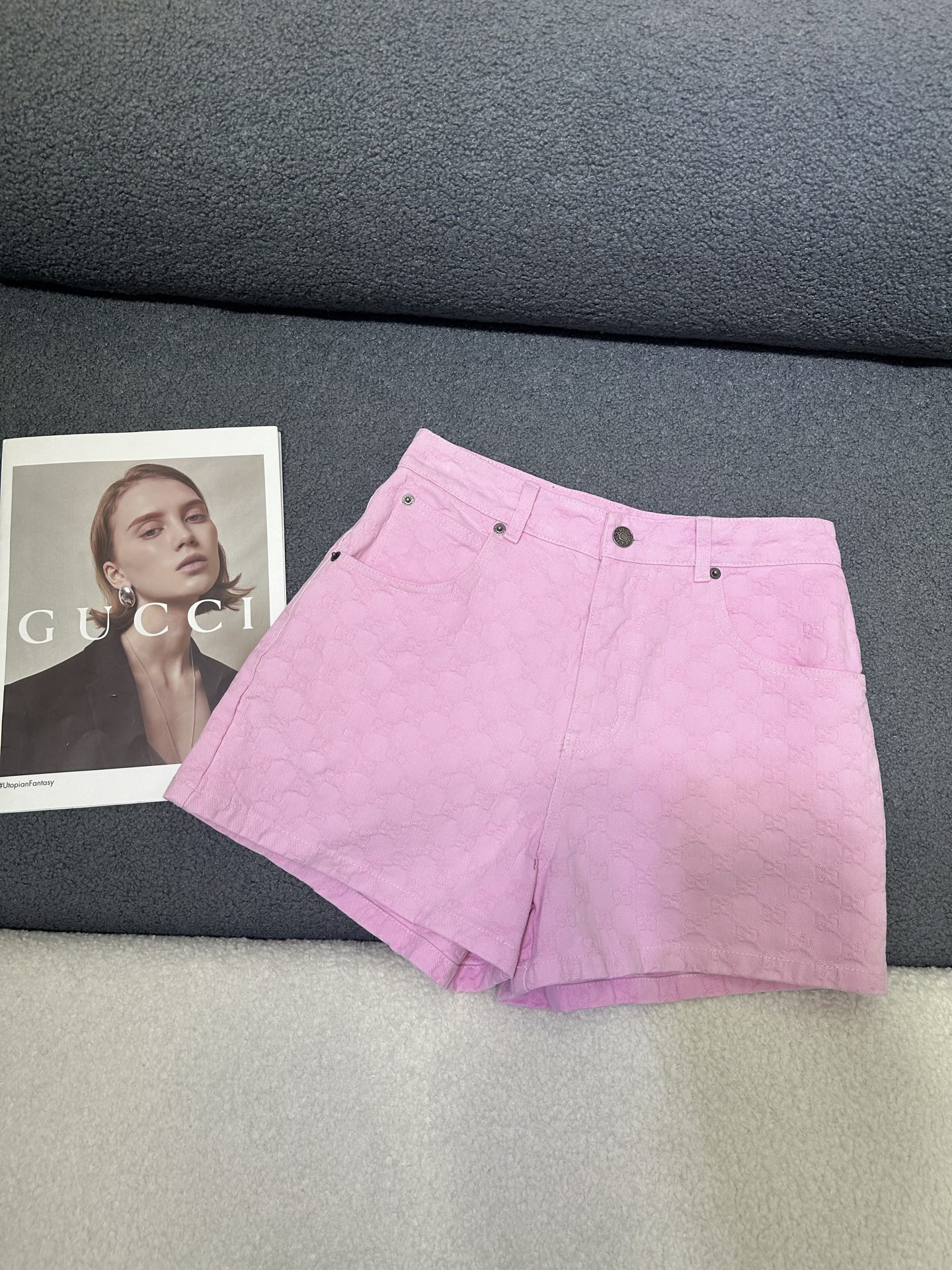 NO:797427,Gucci*2026 new summer denim shorts. All-over new pink double G denim jacquard fabric. Customized logo button matching. Letter leather label decoration at the back waist. The version is slim and versatile. Monochrome SML P,,gucci,shorts,19860909Gucci*2026夏季新款牛仔短裤 通体新款粉色双G牛仔提花面料 定制logo纽扣搭配 后腰头处字母皮标装饰 版型显瘦百搭 单色SML P,,gucci,shorts,,Women's clothing