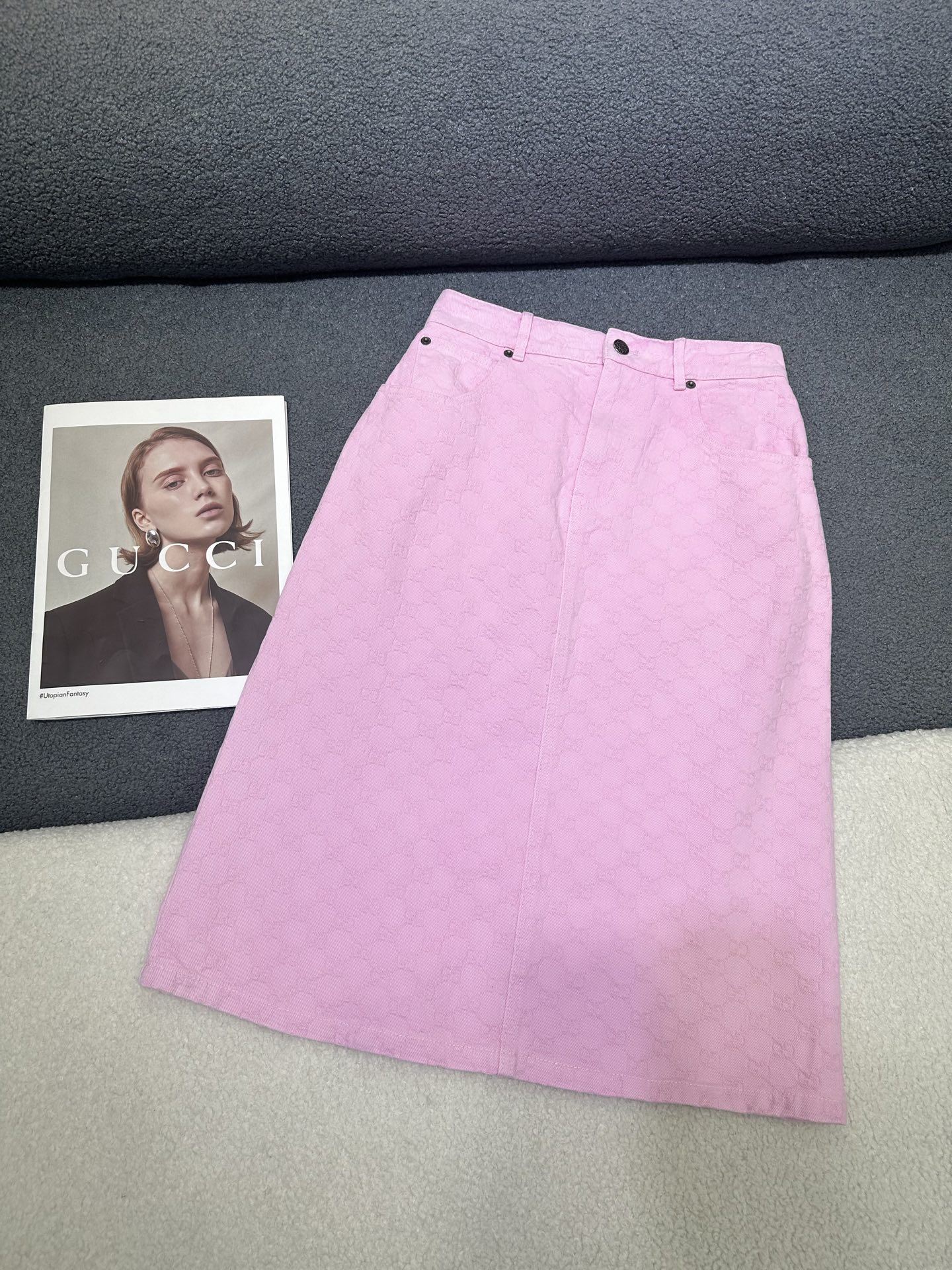 NO:797433,Gucci*2026 new spring and summer denim skirt. All-over new pink double G denim jacquard fabric. Leather letter logo decoration on the back waist. The design of the mid-skirt is full of western style. Reflect on the versatility and slimming. Monochrome SML P,,gucci,skirts,19860909Gucci*2026春夏新款牛仔半裙 通体新款粉色双G牛仔提花面料 后腰头处字母皮标装饰 中裙设计洋气十足 反省百搭显瘦 单色SML P,,gucci,skirts,,Women's clothing
