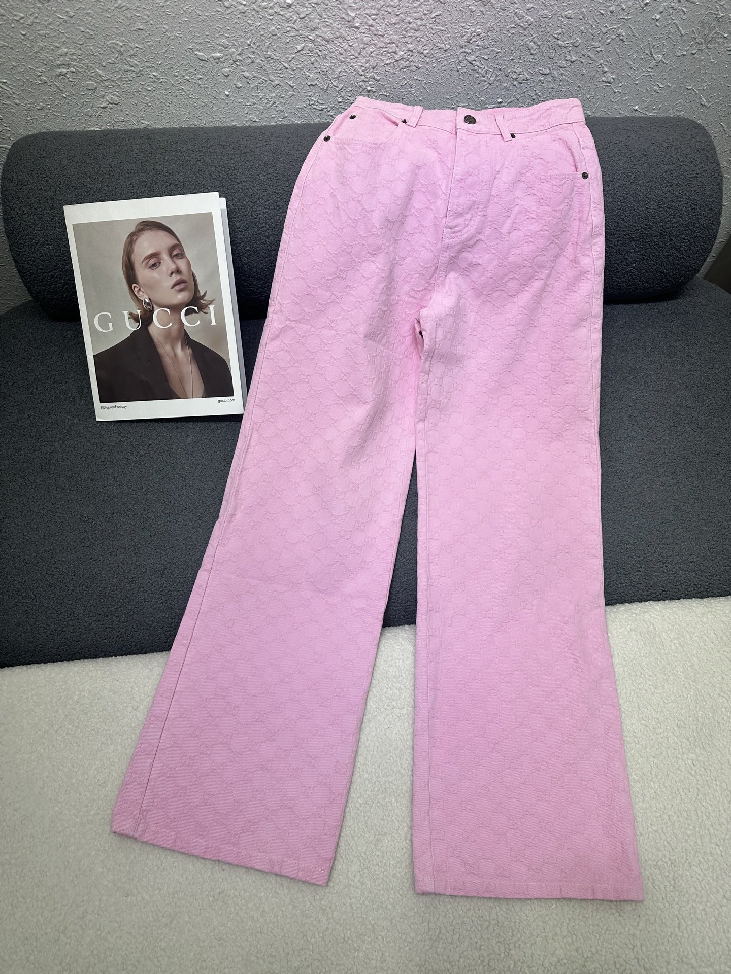 NO:797429,Gucci*2026 new spring and summer denim trousers. All-over new pink double G denim jacquard fabric. Customized logo button matching. Multi-button design on the placket. Leather letter logo decoration on the back waist. The version is slim and versatile. Monochrome SML P,,gucci,19860909Gucci*2026春夏新款牛仔长裤 通体新款粉色双G牛仔提花面料 定制logo纽扣搭配 门襟处做多纽扣设计 后腰头处字母皮标装饰 版型显瘦百搭 单色SML P,,gucci,,Women's clothing