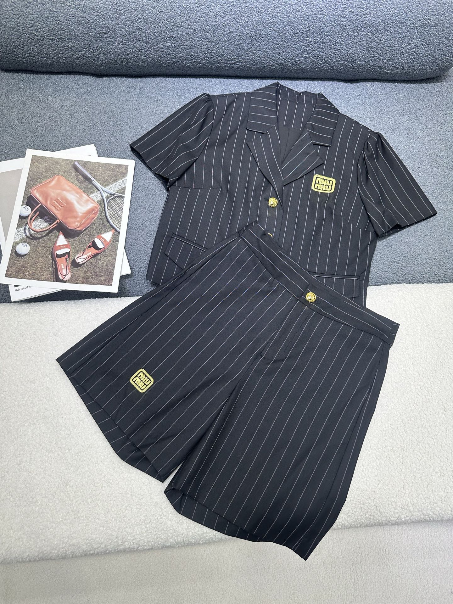 NO:797438,MiuMi*/26SS new short suit jacket shorts suit/striped fabric/letter embroidery decoration/fashionable temperament/monochrome three-code SML P,,miumiu,shorts,jackets & coats,business suit,19860909MiuMi*/26SS新款短款西装外套短裤套装/条纹面料/字母刺绣装饰/时尚气质/单色三码SML P,,miumiu,shorts,jackets & coats,business suit,,Women's clothing