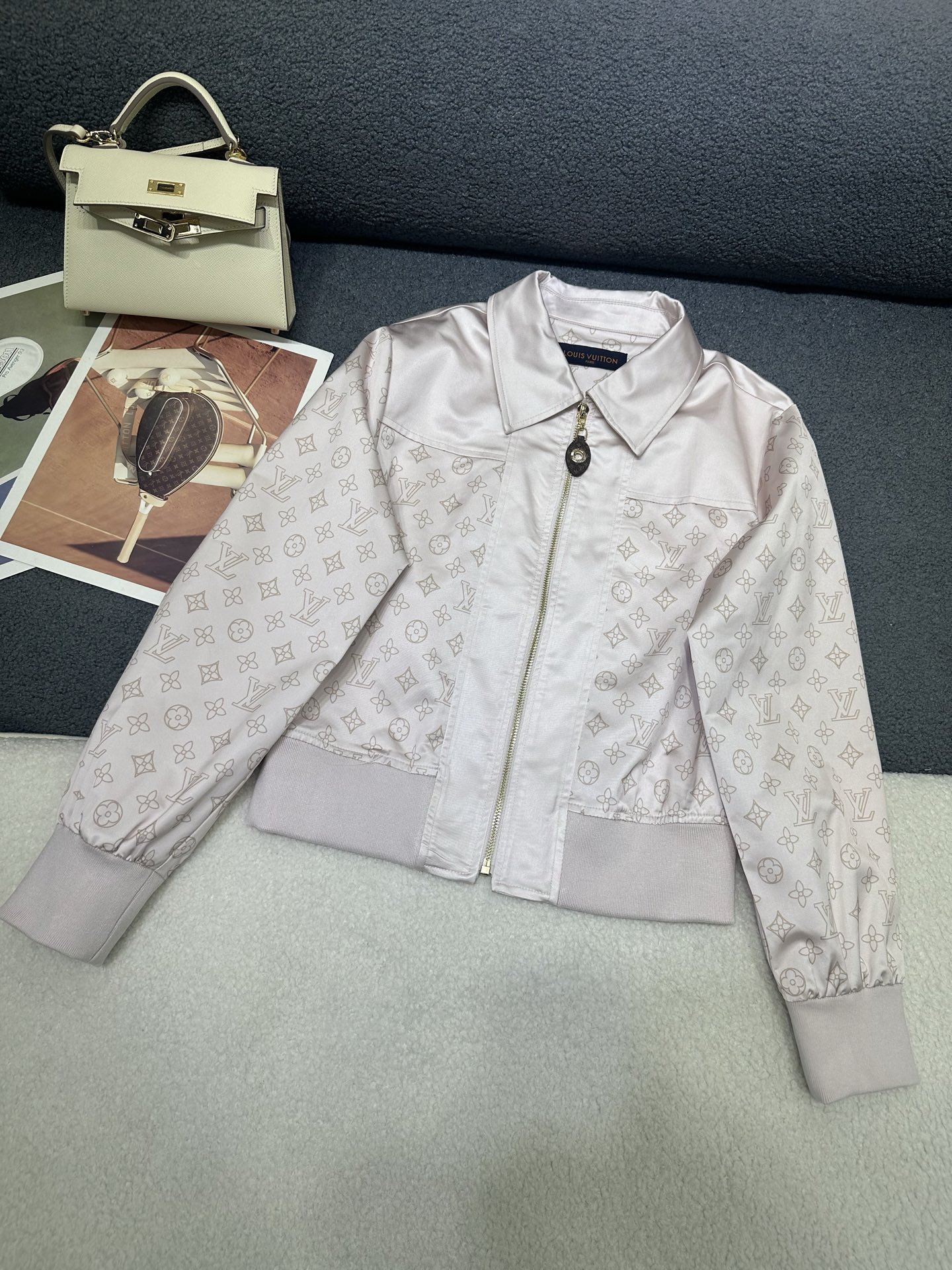 NO:797872,Louis Vuitton*2026 spring and summer new style lapel long-sleeved jacket New presbyopic logo printed fabric Customized logo zipper puller Cuffs/hem spliced ​​rib fabric of the same color The fabric is smooth and comfortable Versatile and slimming Single color SML, Louis Vuitton, jackets & coats,19860909Louis Vuitton*2026春夏新款翻领长袖外套 新款老花logo印花面料 定制logo拉链头搭配 袖口/下摆拼接同色系罗纹面料 面料顺滑舒适 版型百搭显瘦 单色SML,,louis vuitton,jackets & coats,,Women's clothing