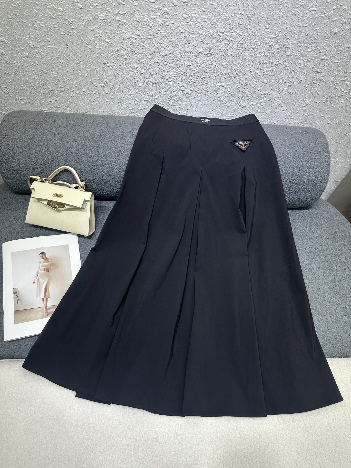 NO:797884,Prada*2026 new summer long skirt, classic triangle logo decoration, spliced ​​letter printed webbing waist, large pleated design, slim and versatile, two-color SML P,, prada, skirts,19860909Prada*2026夏季新款长款半裙 经典三角标装饰 拼接字母印花织带腰头 做大压褶设计版型显瘦百搭 两色SML P,,prada,skirts,,Women's clothing