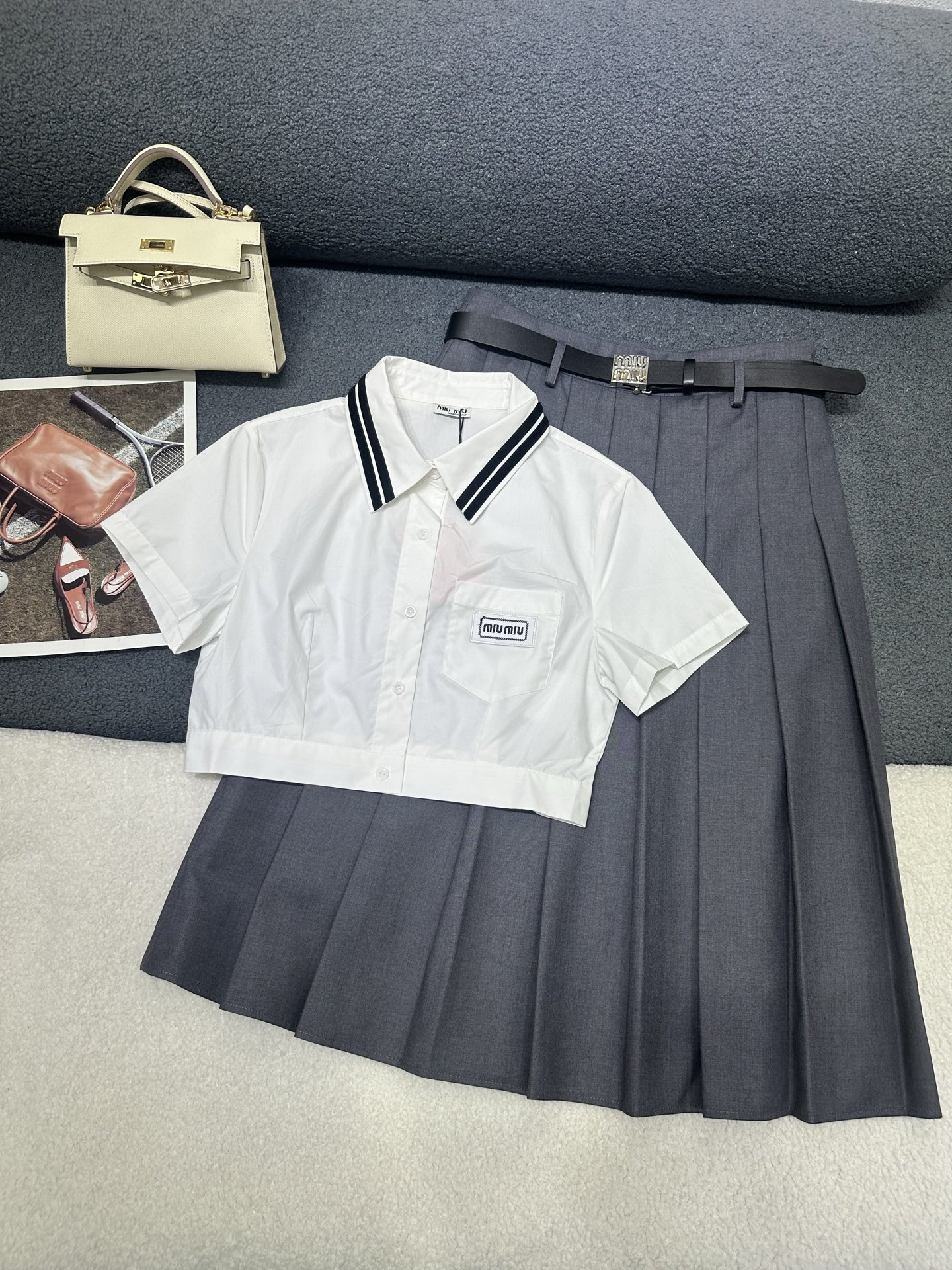 NO:797859,miumiu*/26SS New Short Shirt Pleated Skirt Suit/With Belt/Simple and Elegant/Two Colors and Three Codes SML P,,miumiu,skirts,19860909miumiu*/26SS新款短衬衣压褶半身裙套装/搭配腰带/简约大方/两色三码SML P,,miumiu,skirts,,Women's clothing