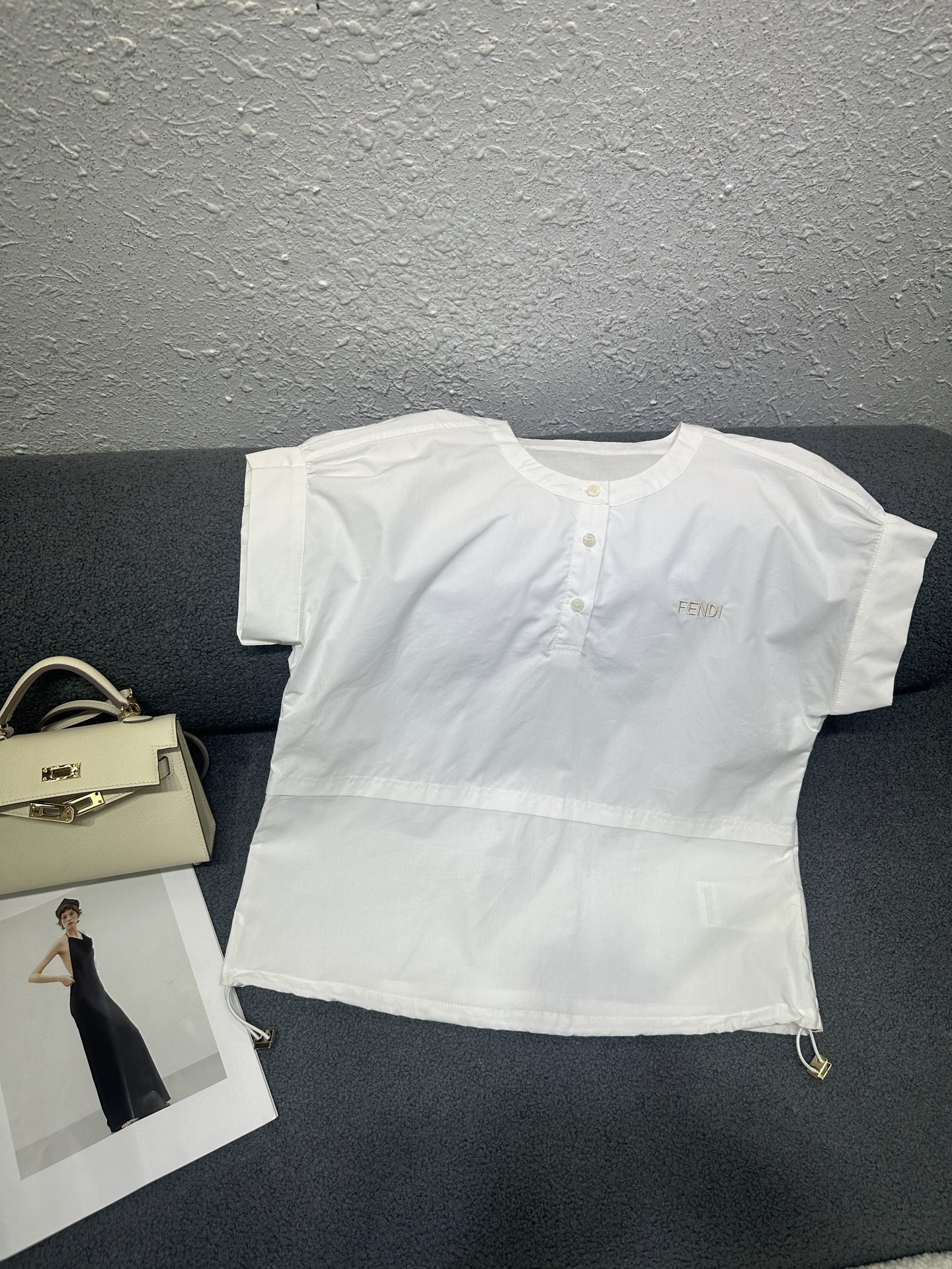NO:797866,FEND*2026 new summer short-sleeved shirt/letter embroidery decoration/age-reducing and modern style/clean and elegant/cotton fabric is breathable and comfortable/single color SML,,fendi,T-shirt,19860909FEND*2026夏季新款短袖衬衣/字母刺绣装饰/版型减龄洋气 /干净利落大方/棉质面料透气舒适/单色SML,,fendi,T-shirt,,Women's clothing