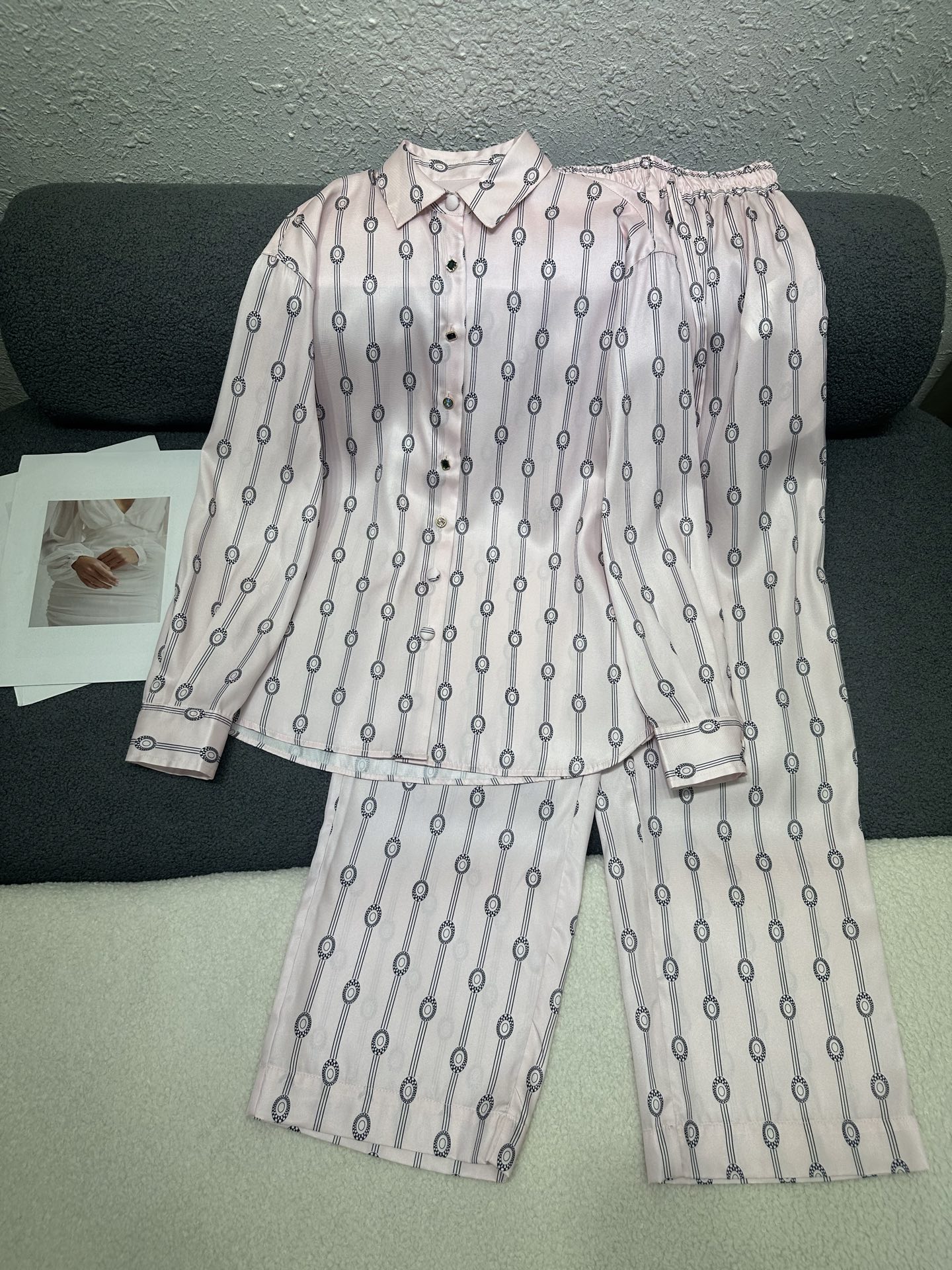 NO:798267,Louis Vuitto*26 new pink-toned presbyopic satin shirt and wide-leg pants suit, soft matte foundation color + classic presbyopic vertical pattern print, gentle and high-end, not picky at all. The most amazing thing is this fabric!  Silky and drapey, with a sense of luster, the upper body directly shows a noble look. The colorful treasure buttons on the shirt and the metal label on the waistband are full of details, low-key and recognizable. A loose shirt + high-waisted wide-leg pants, a set that directly hides the body and makes the body look slimmer, and directly flatters the pear-shaped figure. The satin suit is really a classic that will never go out of style. This one will not step into the thunder with your eyes closed. Monochrome size 3 SML P,, Louis Vuitton, shirts,19860909Louis Vuitto*26新款粉调老花缎面衬衫阔腿裤套装 柔雾粉底色+经典老花竖纹印花,温柔又高级,完全不挑人 最绝的是这个面料！丝滑垂坠,自带光泽感,上身直接显贵气 衬衫彩宝纽扣,裤腰金属标,细节感拉满,低调又有辨识度 宽松衬衫+高腰阔腿裤,一套直接藏肉显瘦,梨形身材直接封神 缎面套装真的是永不过时的经典,这件闭眼入不踩雷 单色3码SML P,,louis vuitton,shirts,,Women's clothing