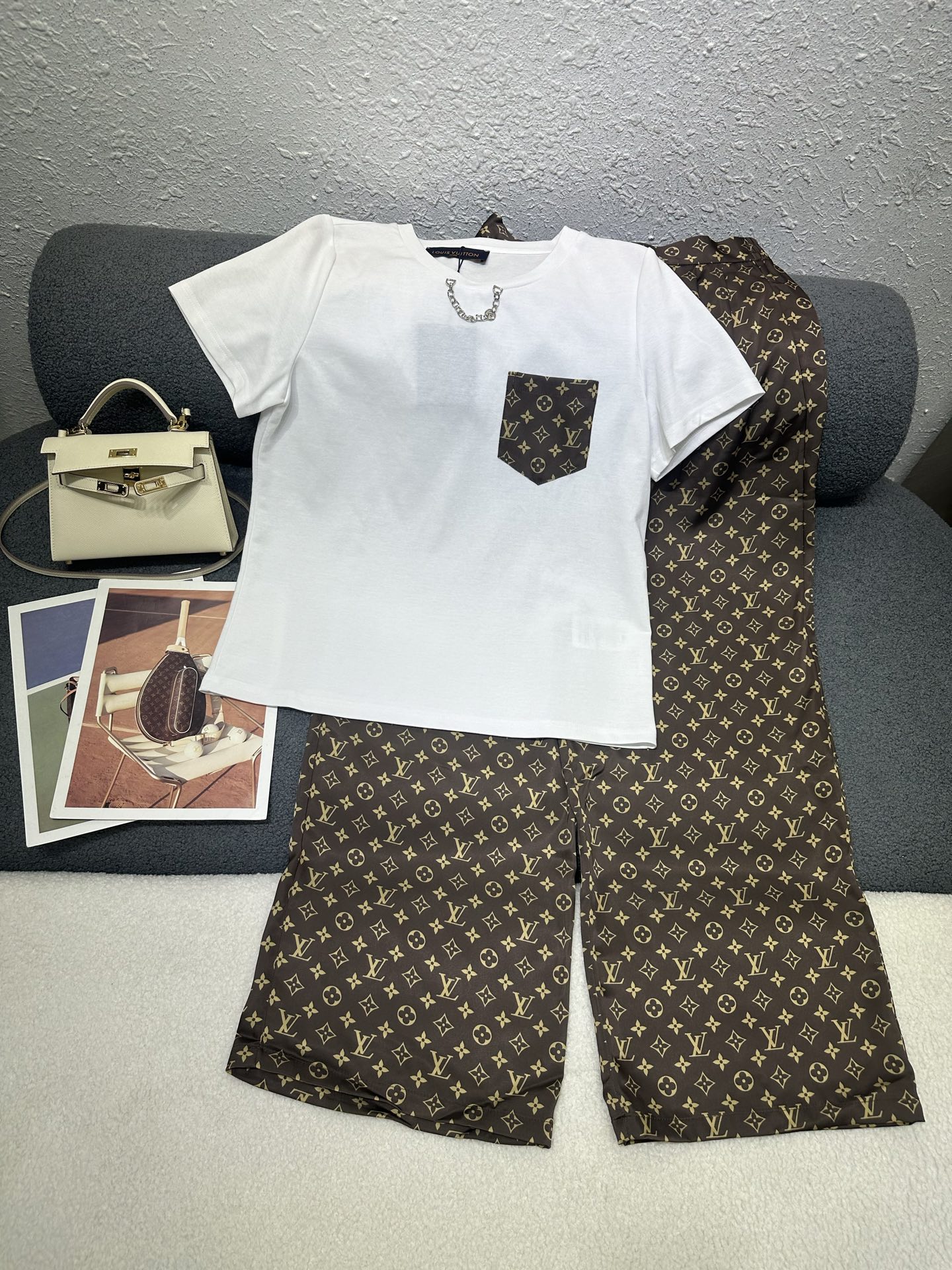 NO:799667,LouisVuitton*2026 new casual suit, simple T-shirt with printed trousers, elastic design at the back of the trousers waist, top pocket printing and trousers fabric echo more coordinated and advanced, 2-color SML,, louis vuitton,19860909LouisVuitton*2026新款休闲套装,简约T桖搭配印花裤子,裤子腰后松紧设计,上衣口袋印花和裤子面料呼应更加协调高级,2色SML,,louis vuitton,,Women's clothing