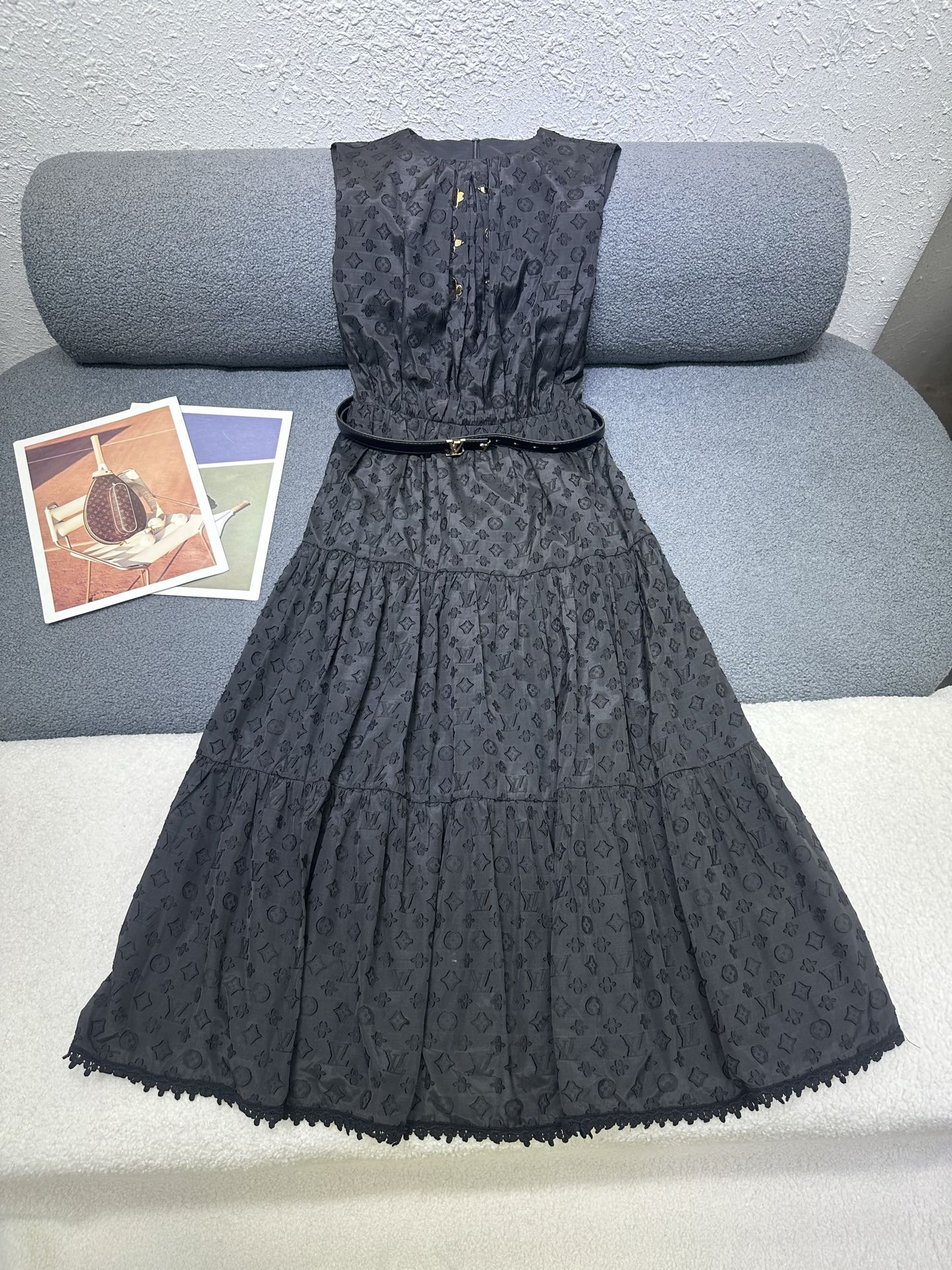 NO:799663,LV*2026 new summer sleeveless dress with customized belt/floral fabric/full of sophistication/elegant design/high quality/two colors SML P,,louis vuitton,skirts,19860909LV*2026夏季新款无袖连衣裙 搭配定制腰带/碎花面料 /精致感十足 /优雅气质设计/高品质/两色SML P,,louis vuitton,skirts,,Women's clothing