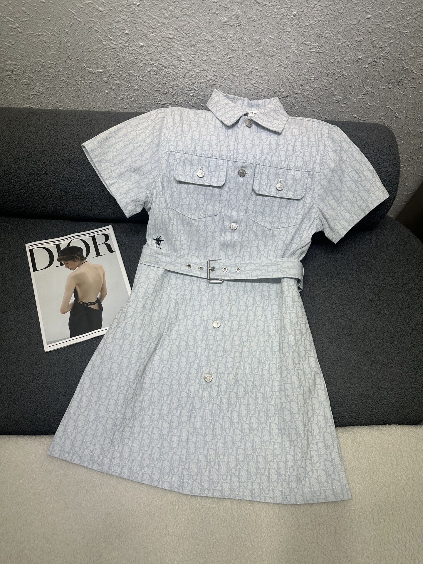NO:800197,Dio*/26SS new lapel dress is made of old flower jacquard fabric/single-breasted version/matching belt/fashionable and elegant/two colors and three codes SML,,dior,skirts,19860909Dio*/26SS新款翻领连衣裙采用老花提花面料/单排扣版型/搭配腰带/时尚大方/两色三码SML,,dior,skirts,,Women's clothing