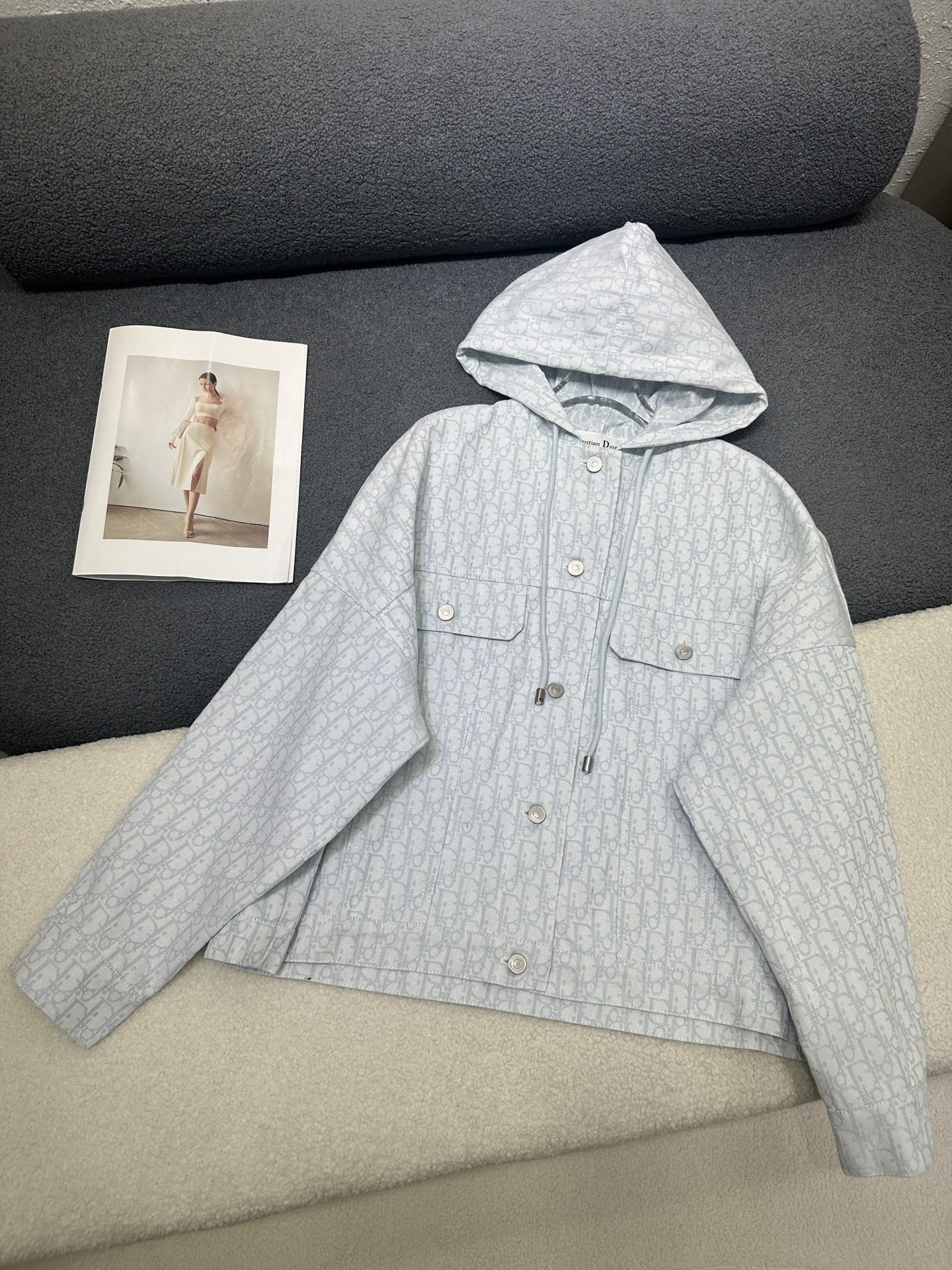 NO:800207,Dio*/26SS new hooded jacket/made of old flower jacquard fabric/loose fit/double chest pocket decoration/two colors and three codes SML,,dior,jackets & coats,hats,19860909Dio*/26SS新款连帽外套/采用老花提花面料/宽松版型/胸前双口袋装饰/两色三码SML,,dior,jackets & coats,hats,,Women's clothing