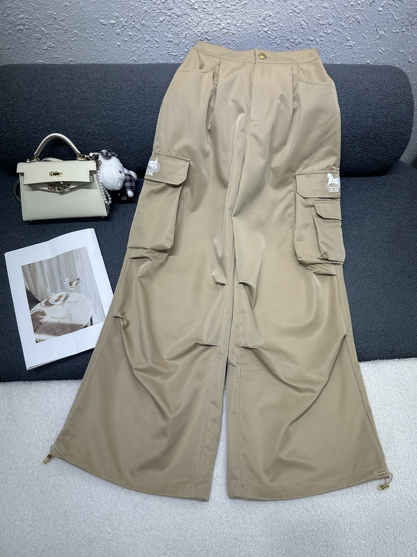 NO:800194,CELlNE*2026 new summer style work trousers. The pockets are decorated with letter logo printing. Two large pockets are very stylish. The style is fashionable and versatile. The fabric is light and comfortable. Two-color SMLP,, loro piana,19860909CELlNE*2026夏季新款工装长裤 口袋处字母logo印花装饰 两处大口袋裤飒十足 版型洋气百搭 面料轻薄舒适 两色SMLP,,loro piana,,Women's clothing