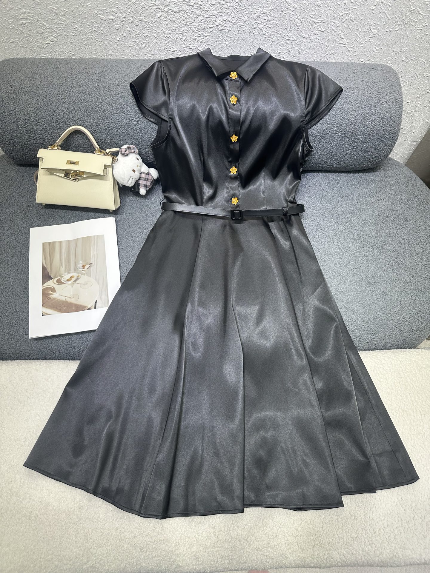 NO:800182,Dior*2026 new summer dress with customized belt / customized flower buttons with full sense of sophistication / elegant upper body effect / soft and comfortable fabric / two-color SML,, dior, skirts,19860909Dior*2026夏季新款连衣裙 搭配定制腰带 /定制花朵纽扣搭配精致感十足 /上身效果优雅大气 /面料柔软舒适/两色SML,,dior,skirts,,Women's clothing