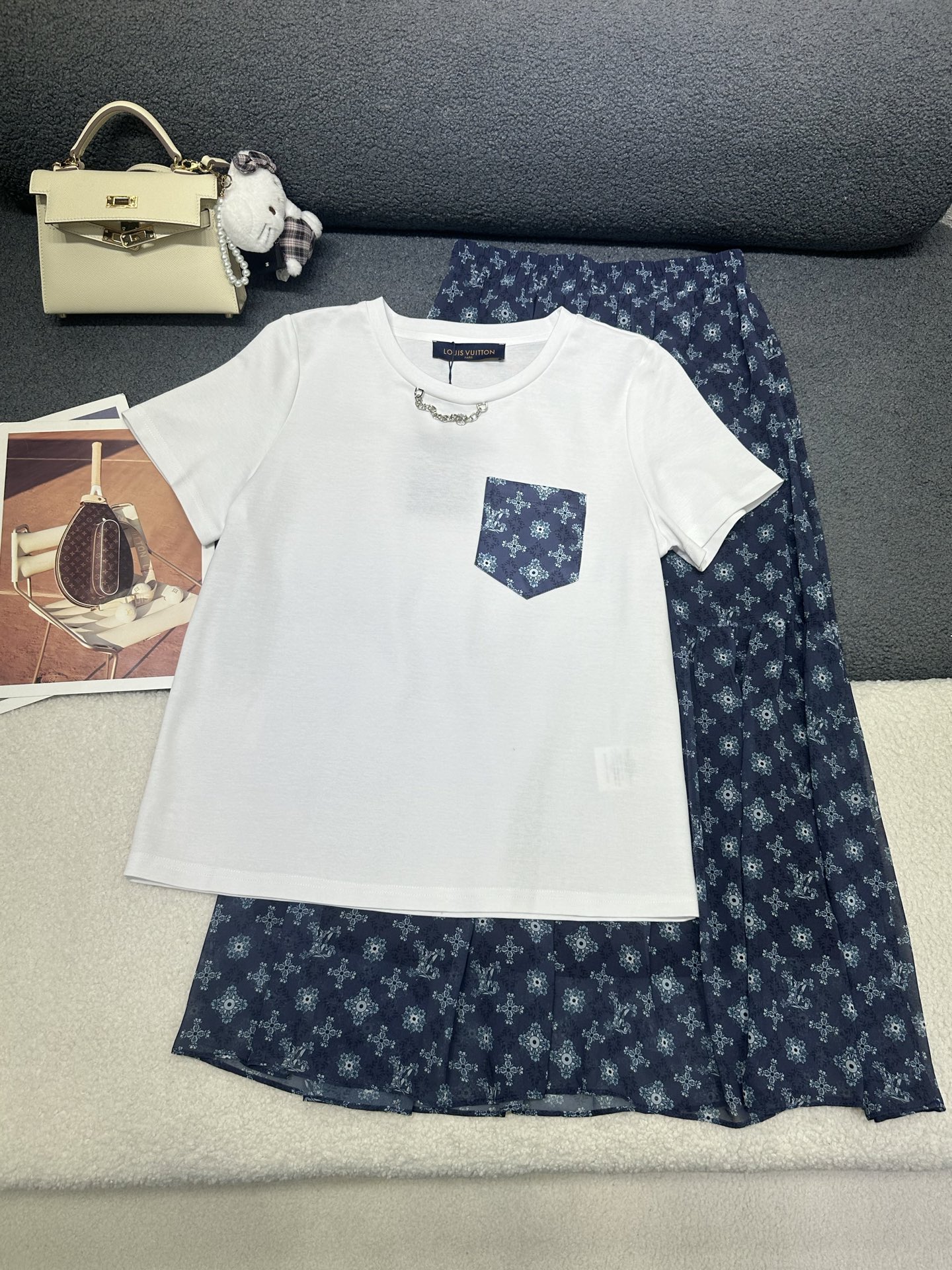 NO:800186,LouisVuitton*2026 new casual suit, simple T-shirt with printed elastic waist skirt, skirt organza fabric is light and breathable, formal suit matching effect is elegant and grand, 2 colors SML P,, louis vuitton, skirts,19860909LouisVuitton*2026新款休闲套装,简约T桖搭配印花松紧腰半身裙,半裙欧根纱面料轻薄透气,正套搭配效果优雅大气、2色SML P,,louis vuitton,skirts,,Women's clothing