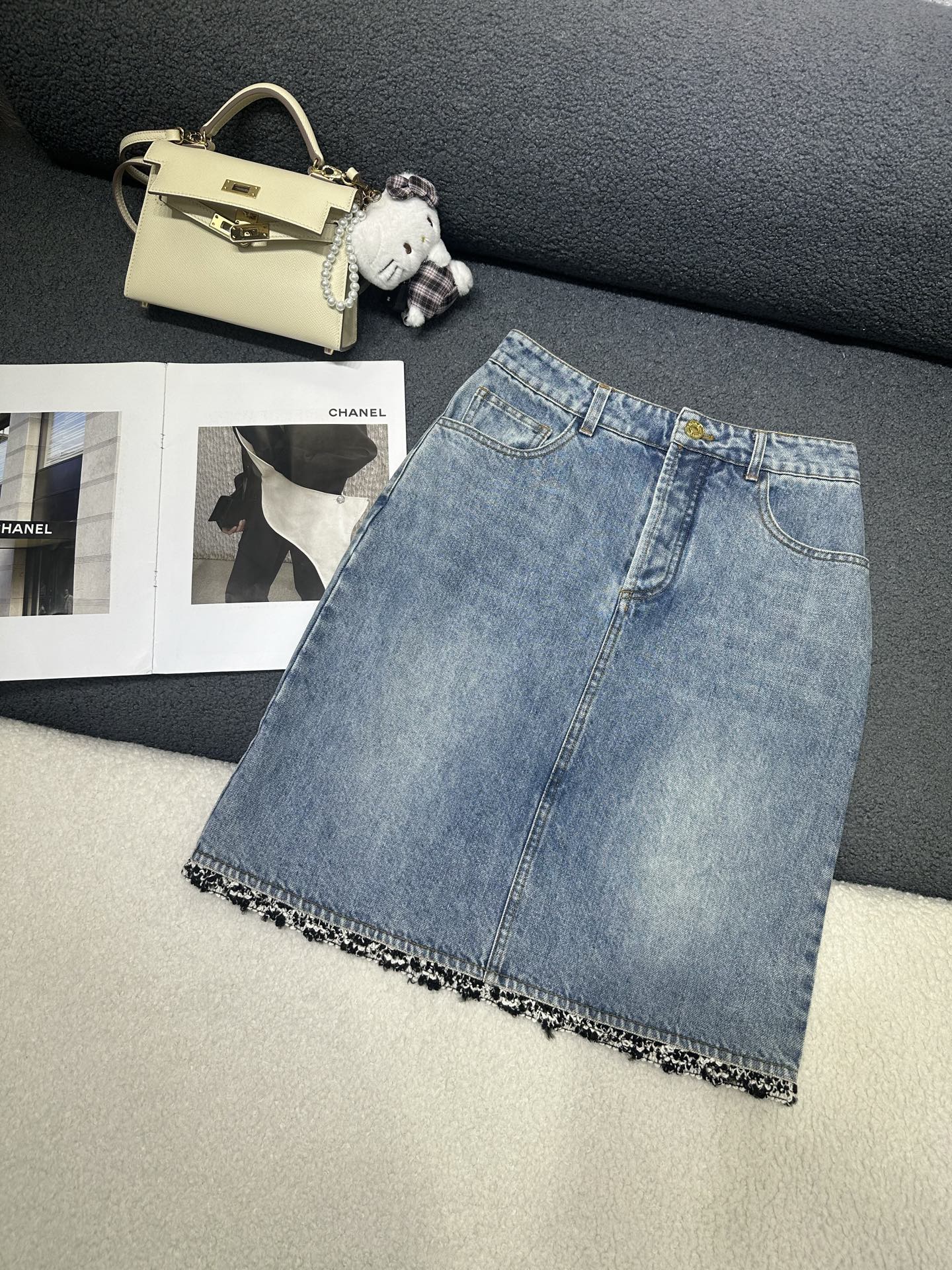 NO:800183,Chanel*2026 new summer denim skirt/pocket double C pattern embroidery decoration/washed denim has excellent texture/exquisite workmanship/high-end quality/single color SML,,chanel,skirts,19860909Chanel*2026夏季新款牛仔半裙/口袋双C图案刺绣装饰 /洗水牛仔质感极佳/做工精致细腻/高端品质/单色SML,,chanel,skirts,,Women's clothing