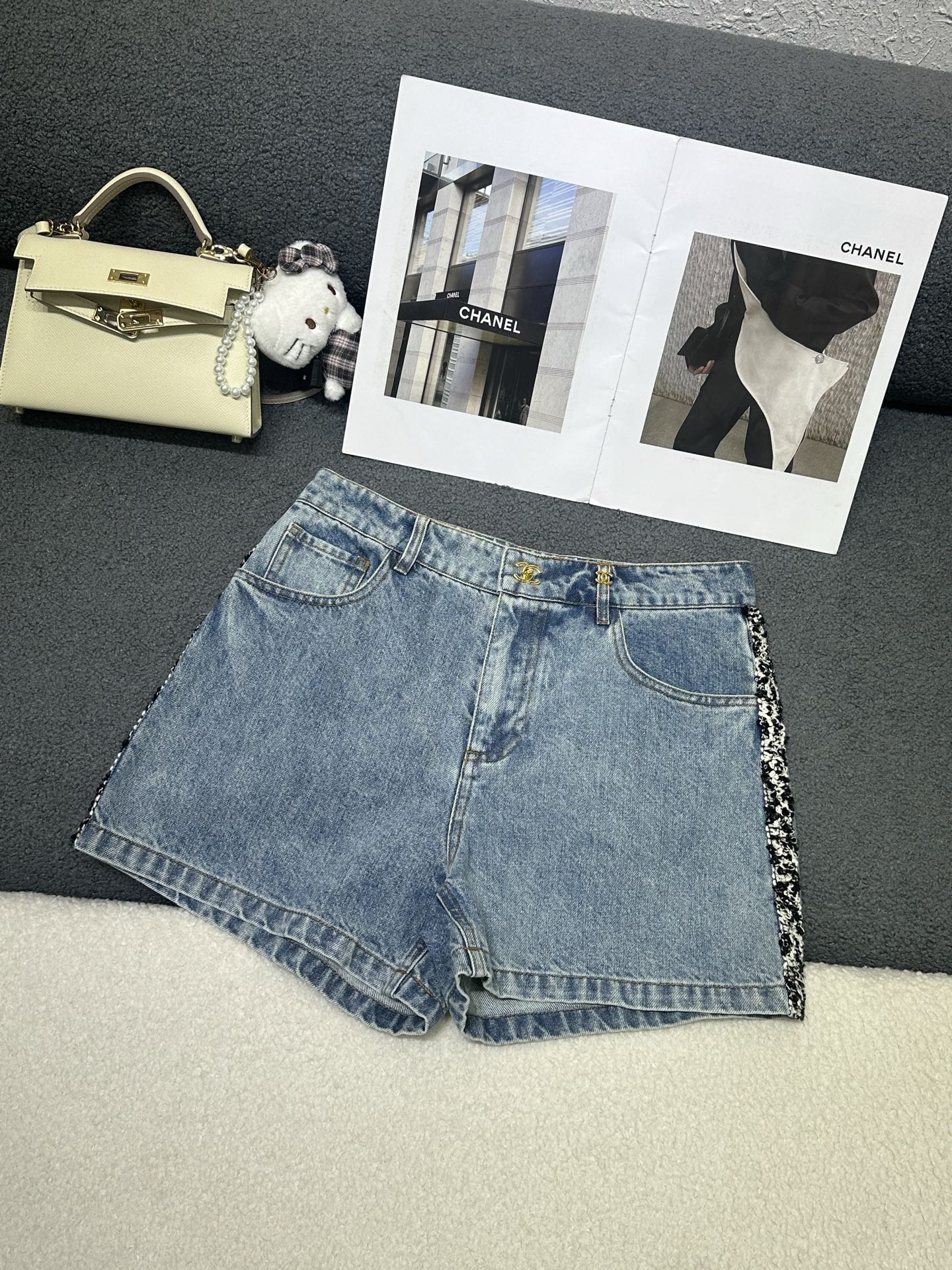 NO:800185,Chanel*2026 new summer denim shorts/pocket double C pattern embroidery decoration/washed denim has excellent texture/exquisite workmanship/high-end quality/single color SML P,,chanel,shorts,19860909Chanel*2026夏季新款牛仔短裤/口袋双C图案刺绣装饰 /洗水牛仔质感极佳/做工精致细腻/高端品质/单色SML P,,chanel,shorts,,Women's clothing
