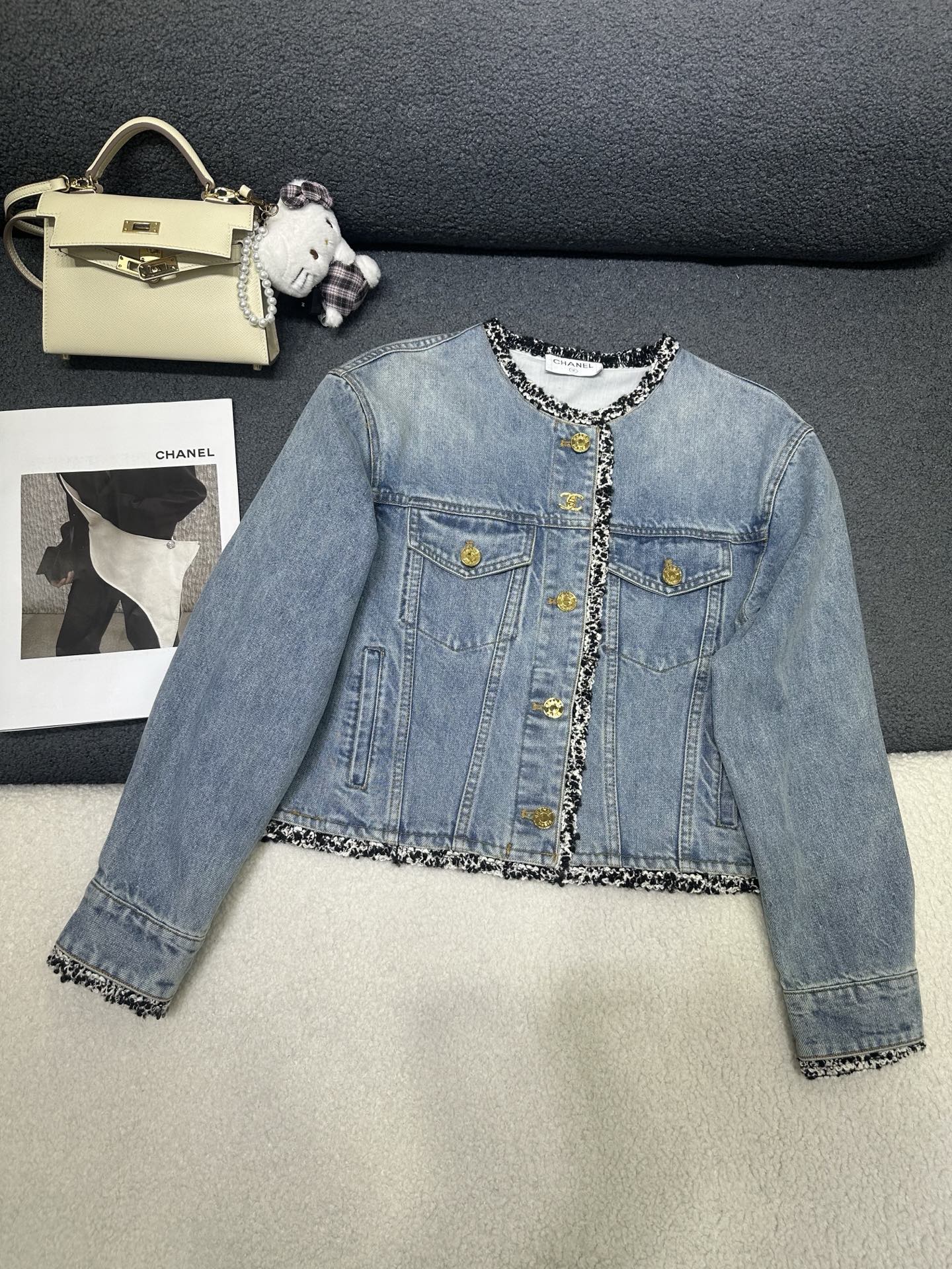 NO:800179,340Chanel*2026 new summer denim jacket/washed denim with excellent texture/exquisite workmanship/high-end quality/single color SML 8,,chanel,jackets & coats,19860909340Chanel*2026夏季新款牛仔外套/洗水牛仔质感极佳/做工精致细腻/高端品质/单色SML 8,,chanel,jackets & coats,,Women's clothing