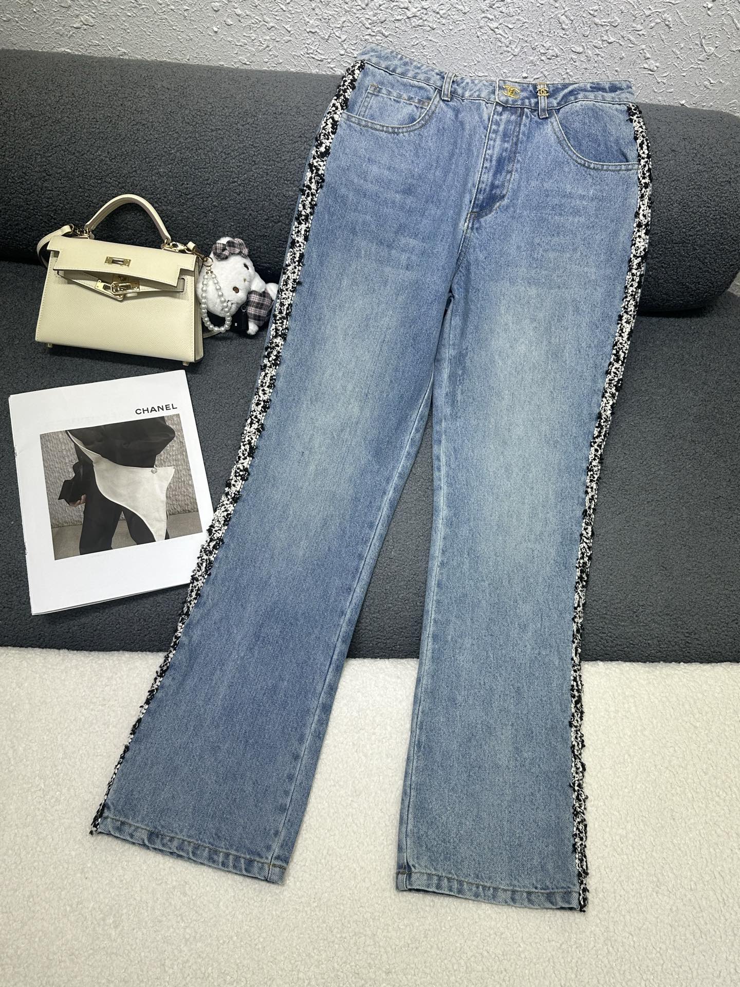 NO:800189,Chanel*2026 new summer denim trousers/pocket double C pattern embroidery decoration/washed denim has excellent texture/exquisite workmanship/high-end quality/single color SML,,chanel,19860909Chanel*2026夏季新款牛仔长裤/口袋双C图案刺绣装饰 /洗水牛仔质感极佳/做工精致细腻/高端品质/单色SML,,chanel,,Women's clothing